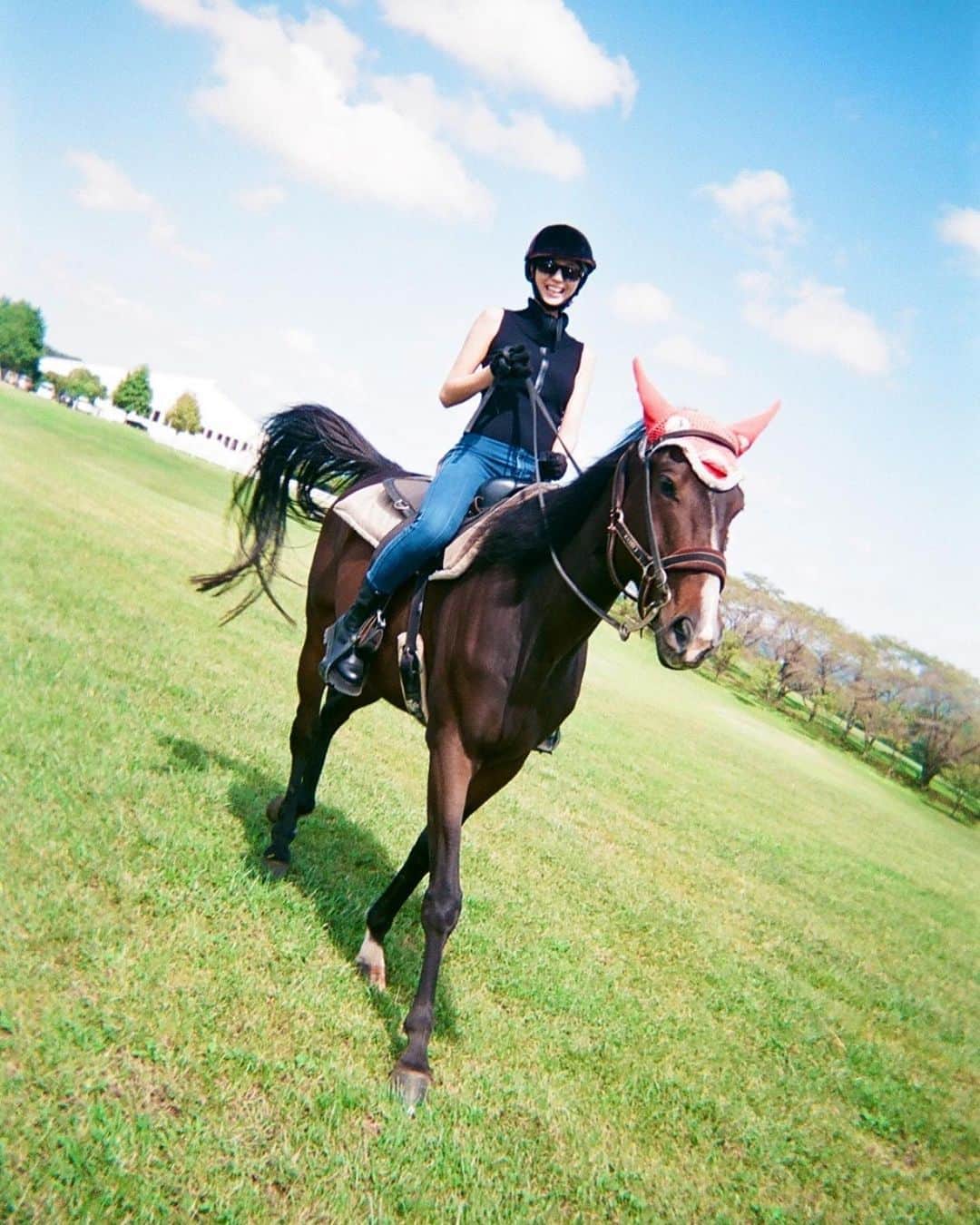 西内まりやさんのインスタグラム写真 - (西内まりやInstagram)「先日の一コマ。馬乗りに行っちゃった… ハマりそう🐴🐴🐴  大自然が大好きです。 ここの黒糖ラテ絶品です。 履いてるブーツお気に入りです。    #那須ファームヴィレッジ」11月16日 16時25分 - mariya_nishiuchi_official
