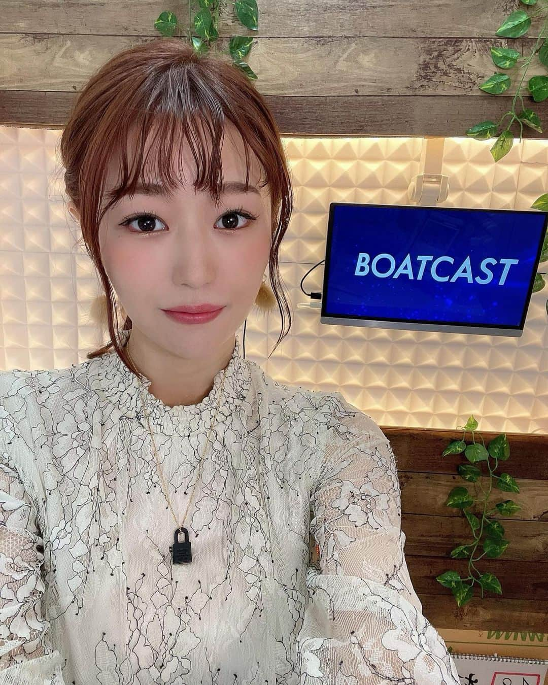 栗原里奈さんのインスタグラム写真 - (栗原里奈Instagram)「毎週火曜日は #BOATCASTNEWS  今日も 21:00〜 です🚤  これは先週🤳 自分では絶対セットできないオシャ前髪！ 優しい感じのメイク👁💄にしてもらいました！ ディレクターさんにも、『お！今日優しい雰囲気だね！』と気づいてもらいました、私のいつもの自分メイクはどうやらキツめらしい🤣🤣そんなにか笑  #ボートレース　 #ヘアアレンジ #前髪アレンジ #ふんわりメイク」11月16日 16時42分 - rina__kurihara