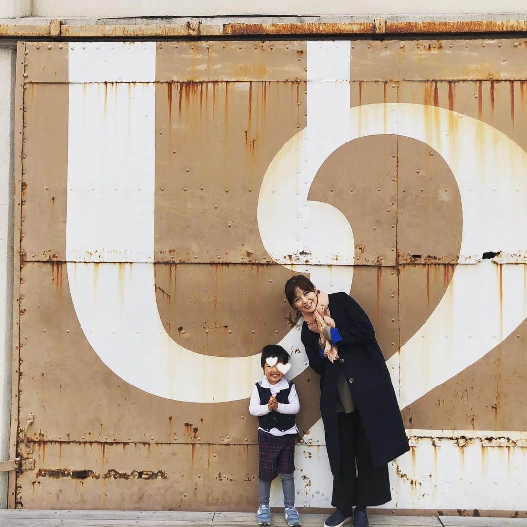 のインスタグラム：「尾道オシャレじゃけー。  何度行ったかわからないOnomichi U2  パンもカフェもオススメです。  女子がひぃひぃ♡ お土産も可愛いですよ。  子供たちが走り回っても安心。 （自転車には注意！）  海を見ながらのんびり‥‥していた日が懐かしいなぁ。  今は夜泣きでヒィヒィ（涙）  #尾道 #onomichiu2  #yardcafe  #広島  #4か月ベビー  #赤ちゃんのいる生活  #夜泣き   #中野美奈子」