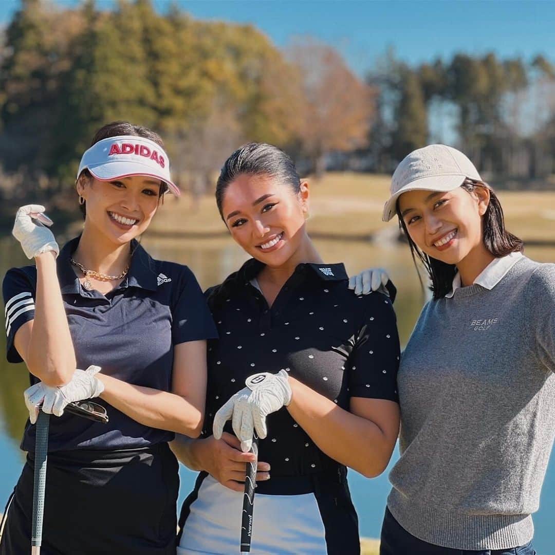 harunaのインスタグラム：「優しいリサちゃんがゴルフに誘ってくれて久々コース回った〜⛳️🤍 池ぽちゃしすぎて笑った🤣 お天気も最高で楽しかったね🥰 リサちゃんありがとう〜❤️  ゴルフウエアは全身　@adidasgolf だよ😎 可愛くて私服でも本当は着たい🤔」