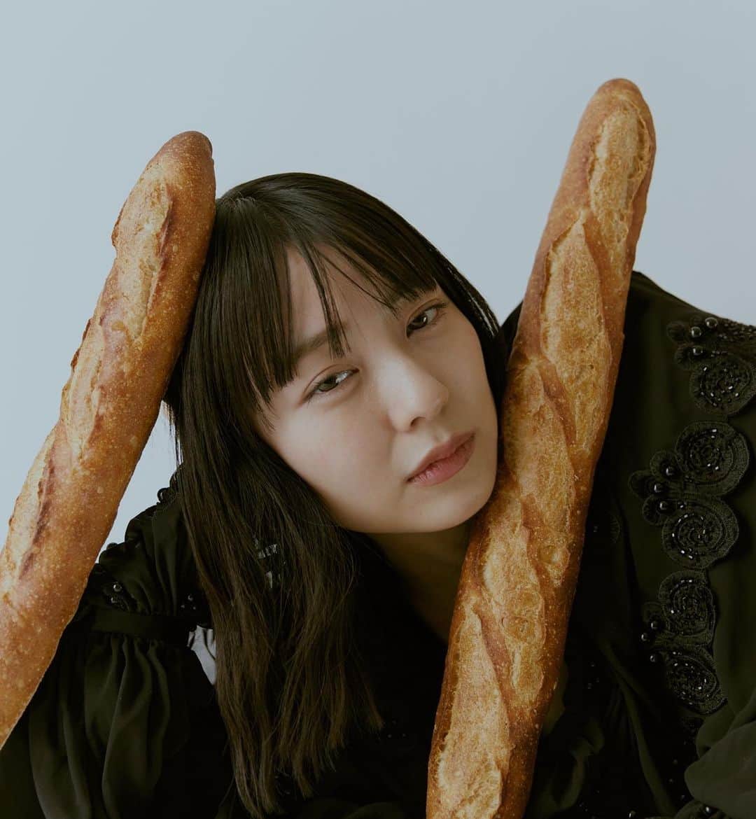 小島梨里杏さんのインスタグラム写真 - (小島梨里杏Instagram)「「パンとひと。」  これ撮ってた時、髪にも顔にもパンの粉がついていって、おかげで最初からここにいたみたいな、そんな気分だった。  🥖安心感🥖  少し前ですが、 こないだのパンのも好評で嬉しかった。  アチさんの感性かわいいんだよなぁ〜  #パンと生活 #パンとひと #大人になって硬いパンも好きになった」11月16日 17時35分 - r_riria