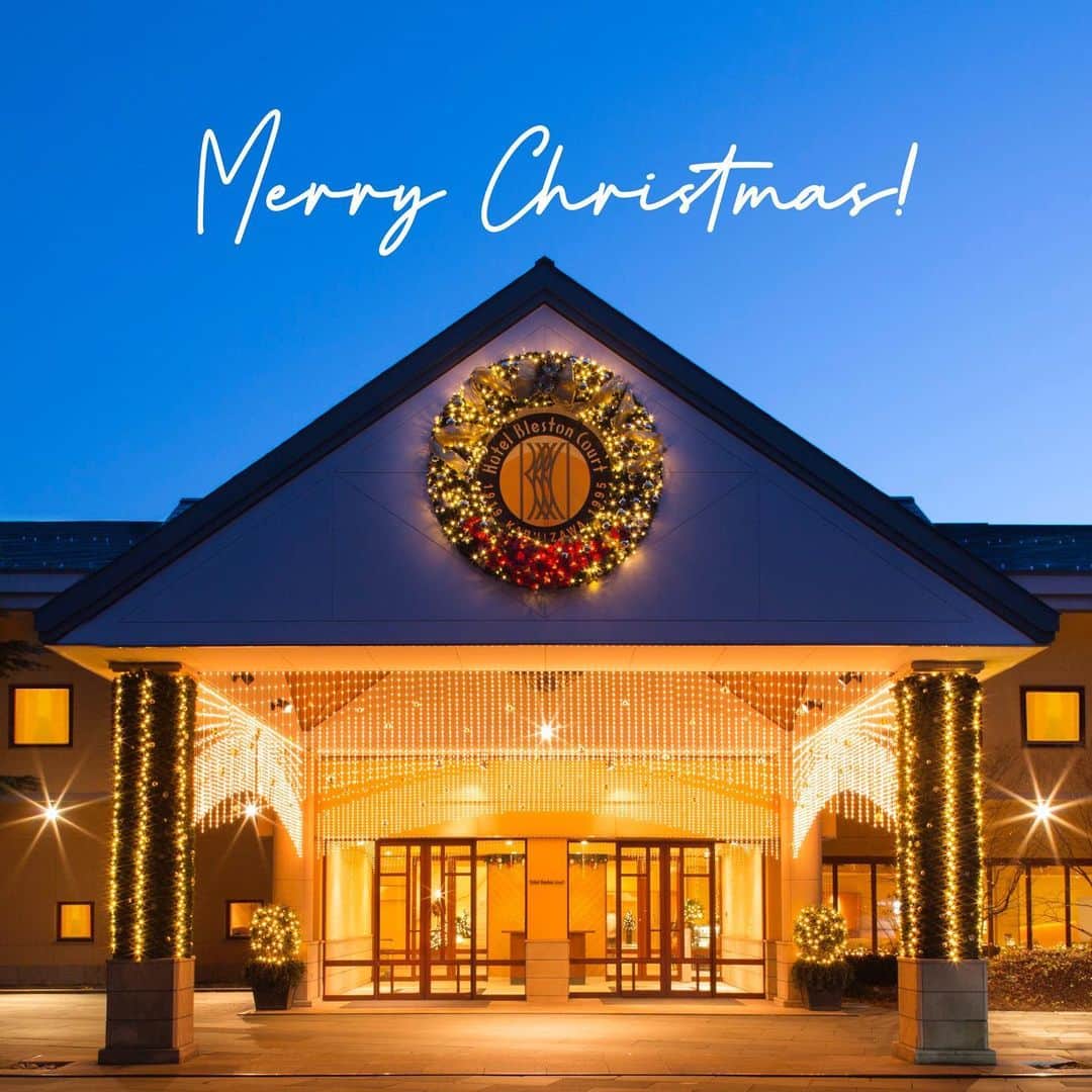 【公式】ホテルブレストンコート_ウエディングさんのインスタグラム写真 - (【公式】ホテルブレストンコート_ウエディングInstagram)「11月も半ばを過ぎ、街のあちこちでクリスマスの気配を感じるようになってきました。 軽井沢ホテルブレストンコートでも、クリスマスを楽しんでいただく為の準備が進んでいます。  クリスマスケーキやクリスマスディナー、クリスマスデセール（クリスマスラウンジ）、クリスマスショップなど、様々な形でホテルブレストンコートのクリスマスを体験していただけます。 それぞれのお申込み（ご応募）方法などの詳細は、プロフィールページのURLからご確認ください。  また、19日の正午からは、「ホテルブレストンコートからのクリスマスプレゼント（Instagramキャンペーン）」も開催予定です。 クリスマスプレゼント情報（応募方法など）は、本アカウントにて改めてお知らせいたしますのでお楽しみに！  #軽井沢 #軽井沢ホテルブレストンコート #hotelblestoncourt #ホテルブレストンコートのクリスマス #クリスマス2021 #クリスマスケーキ #クリスマスディナー #クリスマスラウンジ #クリスマスショップ #クリスマスギフト #クリスマスプレゼント #merrychristmas #happychristmas #星野リゾート」11月16日 17時47分 - karuizawa_hotelblestoncourt