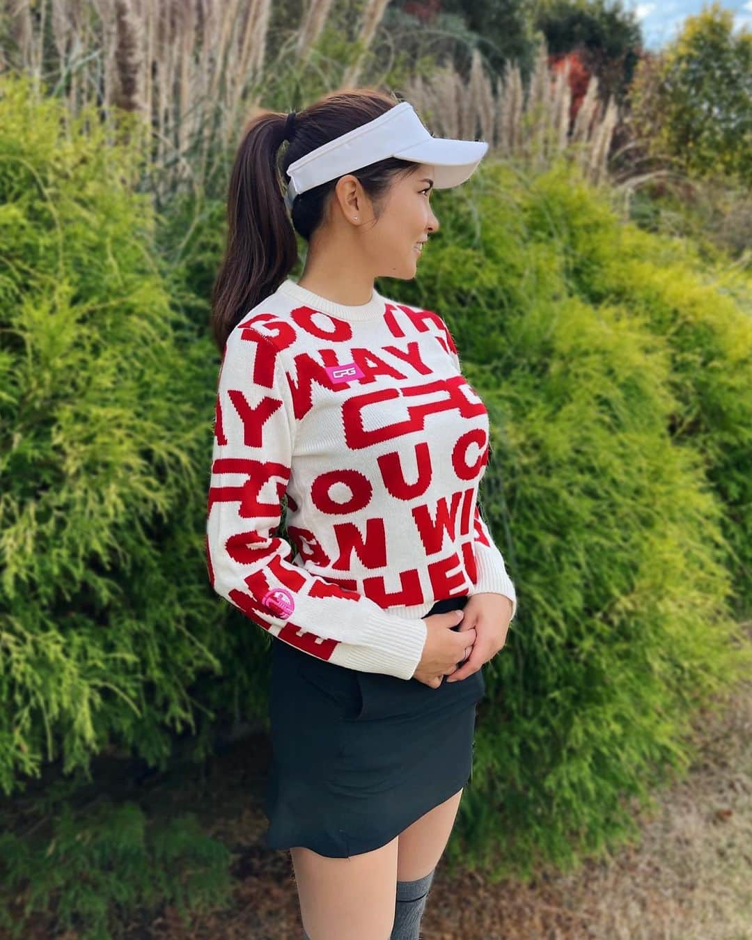 のインスタグラム：「今年誕生したブランド❤️【 @cpggolf_official 】 赤いロゴニットが可愛いの🥰 ゴルフ場のグリーンとの相性抜群！  展示会で他にも沢山オーダしたから 冬物ウェアが届くのが楽しみです⛄️♡ メンズもかっこいいからチェックしてみてね！ . #まいごるふ#ゴルフ#ゴルフ女子#ゴルフスイング#ゴルフウェア#シーピージーゴルフ#シーピージー#ゴルフコーデ#maigolf#golf#golfswing#golfwear #cpggolf#cpgapparel#골프#골프스윙#골프중독#골프웨어」