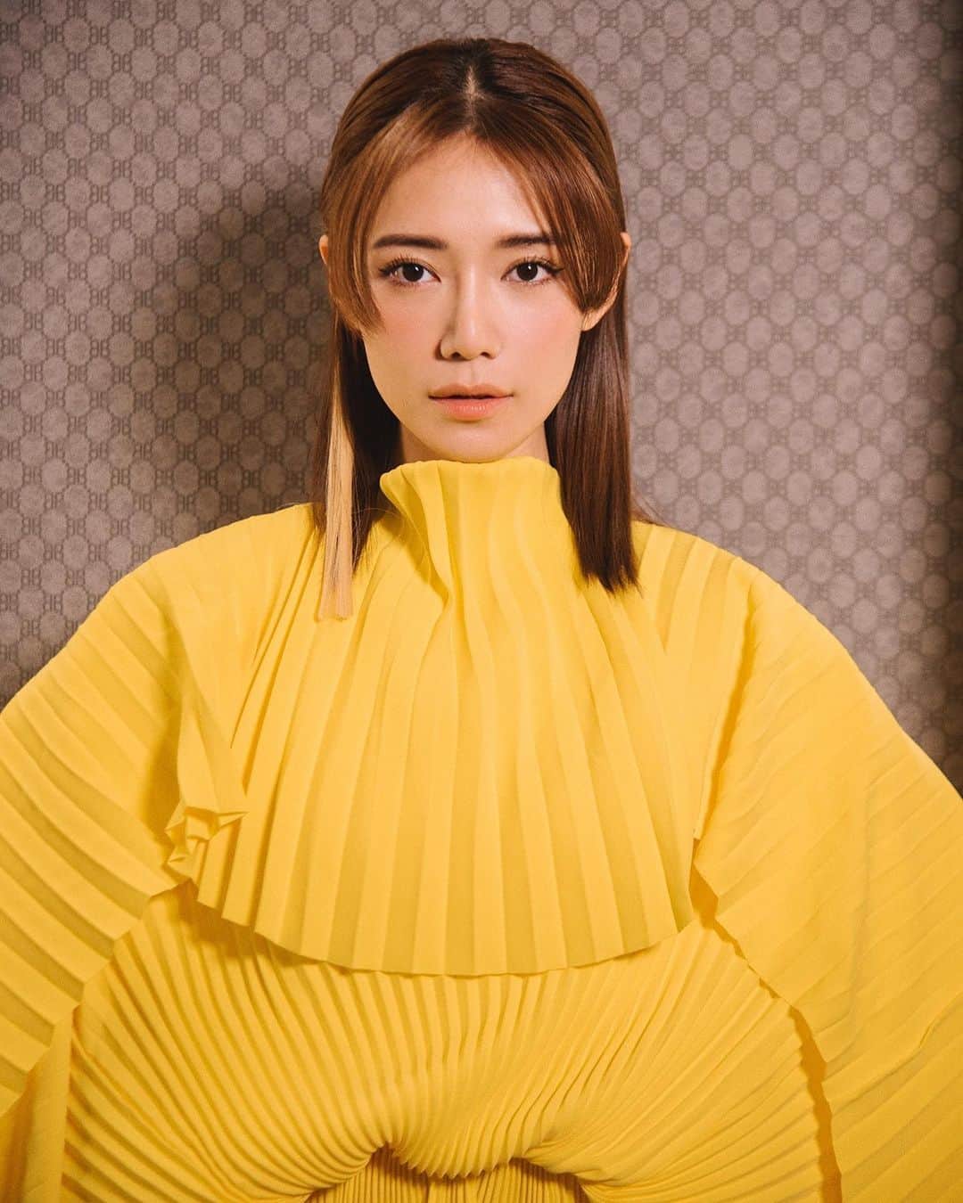 Elva Niのインスタグラム：「在Balenciaga的Pop Up Store 竟然出現Gucci的手袋？！ 是不是幾乎以為自己眼花 其實這是Gucci x Balenciaga的The Hacker Project作品之一 利用經典互相交錯 將 Gucci 的 GG 商標重新設計成雙 B 圖案 大膽創新的合作模式令人驚喜 趁著放工時間要立即到尖沙咀海港城Balenciaga Pop Up Store搶購🍋   #Balenciaga #TheHackerProject #HarbourCity @balenciaga @harbourcity」