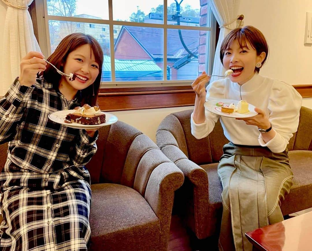 林マオのインスタグラム：「北海道〜part2〜  こうやって アップしながら 思い出に浸ってます🥰  北海道特集まで あと2日‼️  #北海道#秋#女子旅#美味しいグルメ#ルタオ#本店#チーズケーキ#限定#美味しすぎた#ほっぺたおちた#諸国アナ#いい笑顔#北海道グルメ#紅茶#おすすめ#スイーツ」