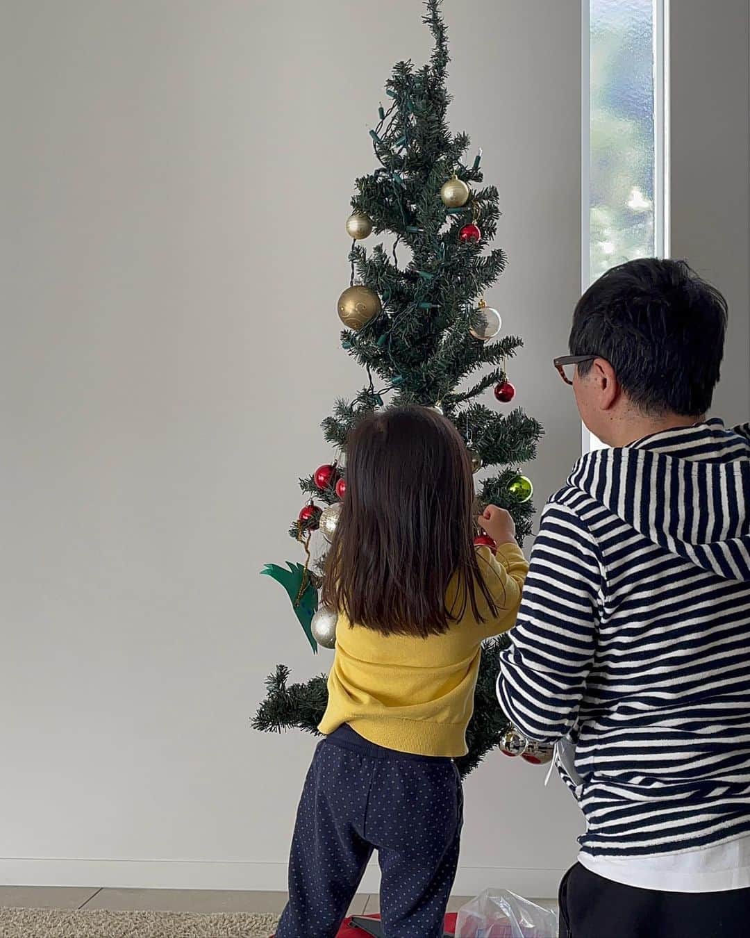 山口もえのインスタグラム：「・  ことしもこの季節に🎄✨ 壁には次女と先生の描いた絵も飾られてます💕 ことしはサンタクロース🧑‍🎄 プレゼント🎁まちがえませんように！！笑  #クリスマス#🎄 #ツリーはお値段以上ニトリ♪の #ニトリ#❤️ #今年は何をお願いするのかな😍」