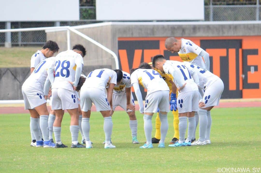 岡根直哉のインスタグラム：「1勝2分で予選リーグ敗退。 3度目のJFL昇格への挑戦も叶わず、今シーズン終了。  2年連続で2試合目のアディショナルタイムに同点に追いつかれ、厳しい状況に。 今年は地決を戦う中でチームの成長、逞しさを感じただけに悔しい。  なかなか結果で恩返しする事ができず、申し訳ない気持ちでいっぱい。  今はバーンアウト気味やけど、ゆっくり休んでまた立ち上がるで👨🏾‍🦲🔥  #沖縄SV」