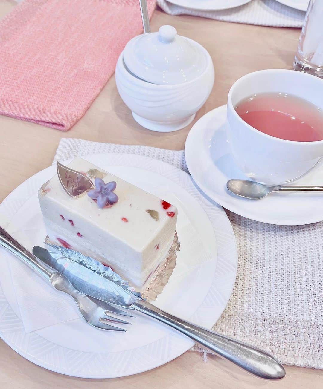 小越春花さんのインスタグラム写真 - (小越春花Instagram)「🍽💭 並んでるもの全部かわいかった！！🍰💞  食べられる前に、自分のチャームポイントを全て話しきってくれるしっかり者でした🍽 早口だったなぁ〜😌  #新潟スイーツ部#新潟カフェ#NGT48#ケーキ屋さん」11月16日 18時27分 - haruka_2525_ngt48