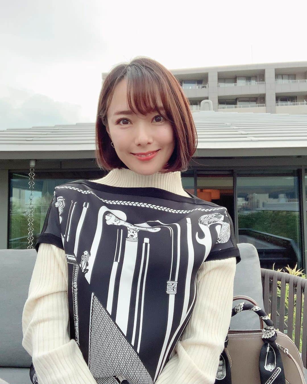 近本あゆみのインスタグラム：「ずっと行ってみたかった#リリーオン銀座本店 さんで念願の#ソニックフィット を受けてきました🎉 少ないですが今まで何度か美容クリニックでもリフトアップ系の施術を受けてきましたが、間違いなく効果No.1だと思います😍 リフトアップ、ほうれい線、くすみなどお顔のあらゆる悩みを解消してくれる施術ですが、私は特に産後悩まされていた脂性の肌質が完全に良くなって驚いています😮 最近マシンとメニューがリニューアルされたそうで、さらに痛みが少なくオーダーメイドで施術してくださるようになったそう❣️ 私は脂っぽさが気になることを伝えておでこを重点的にやっていただきました🙏 あらゆるスキンケアを試してもダメだったのに…😂💦 休日に2人の子供を預けるのがなかなか難しく、やっと来れた形になりましたがこれから通います❤️ 紹介してくれた @manahosokawa 本当にありがとう🥰🙏💕 * * #リリーオン #リフトアップ #ほうれい線 #たるみ #たるみ毛穴 #しみ #クマ #毛穴ケア #赤ら顔 #美白 #美白ケア #銀座エステ」