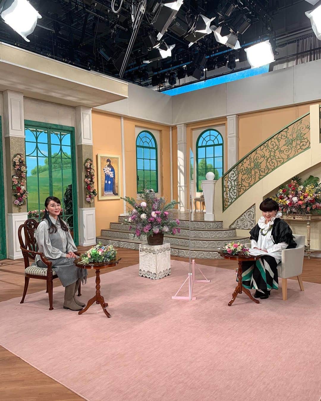 浅野ゆう子のインスタグラム：「明日　17日　水曜日  13時よりテレビ朝日で放送になります  【徹子の部屋】  に、出演させていただいております。  大好きな黒柳さんにお会い出来てと〜〜〜っても嬉しかったです❣️  ぜひ❗️ ご覧になって下さいませね　^_^  #黒柳徹子 さん #とっても素敵です #大好きです #徹子の部屋 #出演 #光栄です #テレビ朝日」