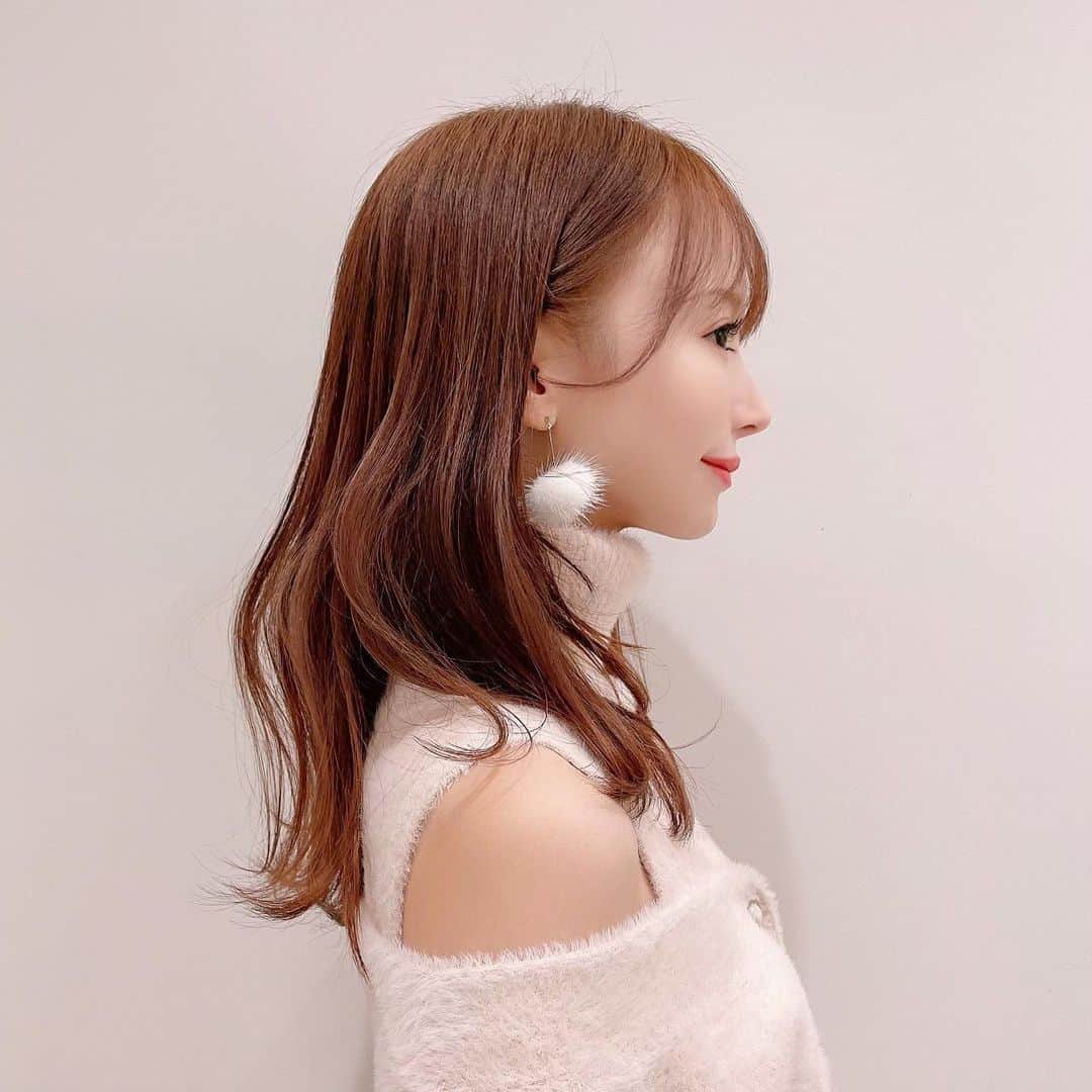 八鍬里美さんのインスタグラム写真 - (八鍬里美Instagram)「1年ぶりにちょいイメチェン✂️ 前髪カットと、全体も10cmくらいカットしてもらったよ🥰 今回も佐野さん @sss_gtss777 にお願いしたよ✨高校生の時からカットはずーっと佐野さんです！ 今回は何も髪型決めないで佐野さんと相談しながら決めたんだけどお気に入り💗 とりあえずふわふわしてて女の子って感じにしたい！耳かけしてもかわいい感じがいいってお願いしました🤣笑  見た目だけじゃなくて髪を内側から綺麗にするアドバイスもしてくれるから髪のお悩みがあるひとは佐野さんにぜひ相談してみて☺️♡♡ 頭皮から綺麗になるためにKASUIシリーズも揃えてさっそく使うのが楽しみ💕  #ヘアカット#ヘア#イメチェン#モテ髪#ふわふわヘア#天使の羽バング#KASUI#頭皮ケア#アジュバン#スカルプケア」11月16日 19時20分 - satomi_yakuwa