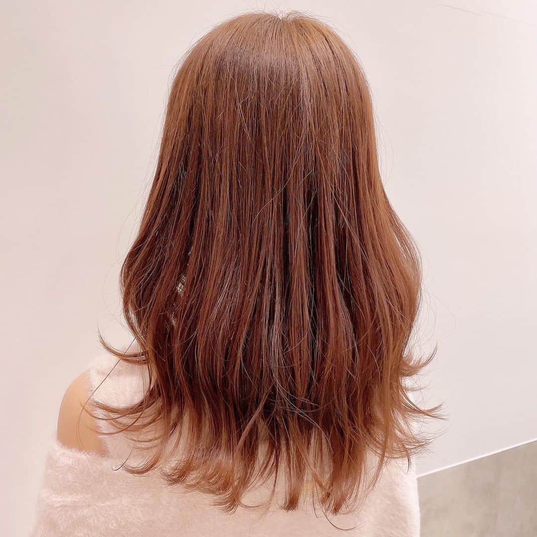 八鍬里美さんのインスタグラム写真 - (八鍬里美Instagram)「1年ぶりにちょいイメチェン✂️ 前髪カットと、全体も10cmくらいカットしてもらったよ🥰 今回も佐野さん @sss_gtss777 にお願いしたよ✨高校生の時からカットはずーっと佐野さんです！ 今回は何も髪型決めないで佐野さんと相談しながら決めたんだけどお気に入り💗 とりあえずふわふわしてて女の子って感じにしたい！耳かけしてもかわいい感じがいいってお願いしました🤣笑  見た目だけじゃなくて髪を内側から綺麗にするアドバイスもしてくれるから髪のお悩みがあるひとは佐野さんにぜひ相談してみて☺️♡♡ 頭皮から綺麗になるためにKASUIシリーズも揃えてさっそく使うのが楽しみ💕  #ヘアカット#ヘア#イメチェン#モテ髪#ふわふわヘア#天使の羽バング#KASUI#頭皮ケア#アジュバン#スカルプケア」11月16日 19時20分 - satomi_yakuwa