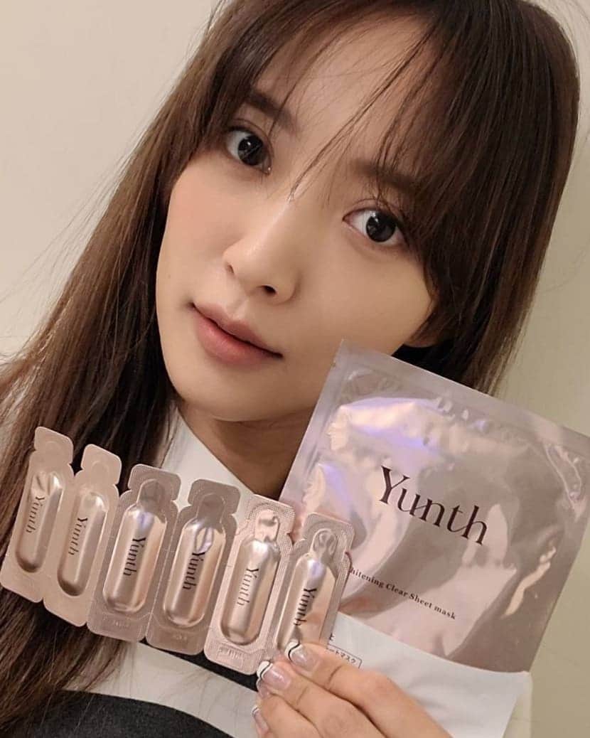 のインスタグラム：「最近、シミやら吹き出物やらくすみやら色々トラブル起きててすごーーく萎えてたんですがこれめちゃいいぞ!!! 生ビタミンC🍋🍋 なんと使用期限30秒w ビタミンCとか酸化しやすいから1パウチごとになってるのほんと助かる! 浸透してる感めちゃくちゃあるっ🥺❤️  #Yunth  #ユンス #生ビタミンC美容液 #使用期限30秒の生美容液 #ad #冬こそ美白 #冬こそシミ対策 @yunth.official」