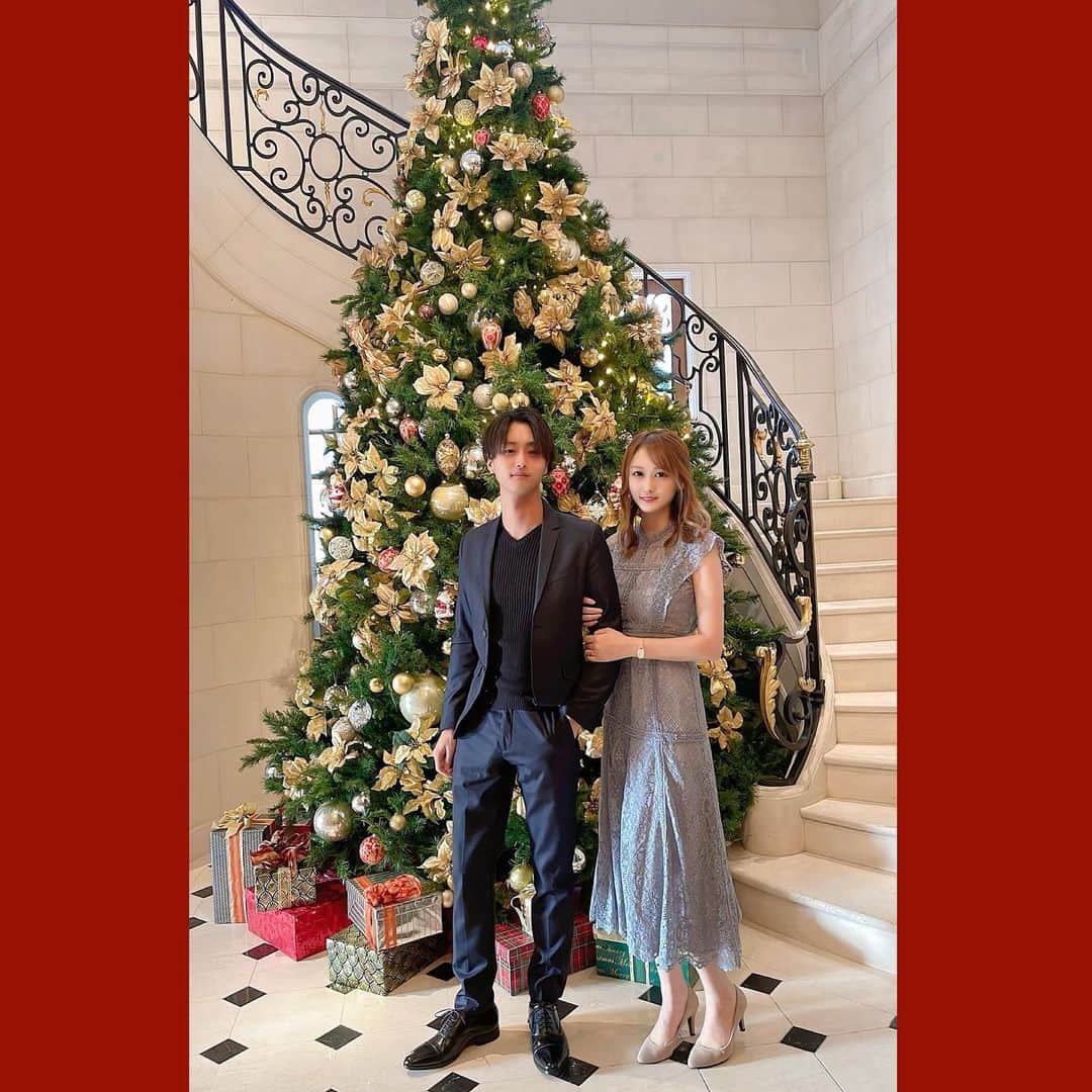 のインスタグラム：「誕生日のお祝いありがとう🎂💐♥️  うちらも大きいけど 更にツリーが🎄すごい大きくて綺麗だった✨😍  幸せなひととき💐  .  #恵比寿#フレンチ#joelrobuchon  #誕生日祝い#夫婦」