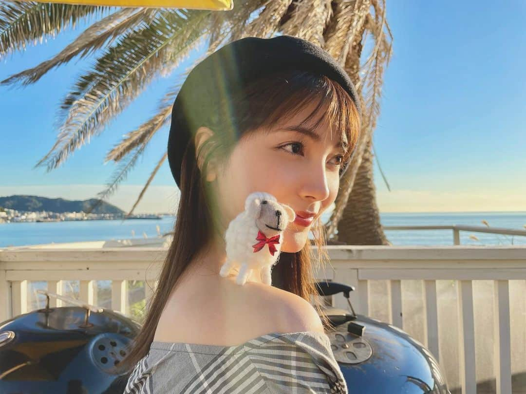 南里美希さんのインスタグラム写真 - (南里美希Instagram)「大好きな葉山で束の間の癒し時間🌴☕️ with 衝動買いしちゃったクリスマスオーナメントらしき🐏くん。 可愛すぎたのでどうにかオシャレに撮れないかと頑張った結果がこちら💁‍♀️ﾃﾞﾃﾞﾝ  #おしゃれ とは？😲 #光のお陰でなんとか #雰囲気はでたね #sunset ☀️  #写真集予約受付中 #heavenly #発売記念イベント申込受付中」11月16日 19時36分 - mikinanri_official