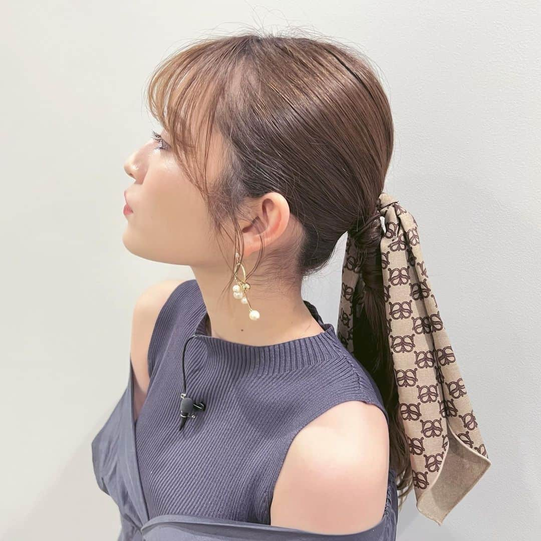 吉田朱里さんのインスタグラム写真 - (吉田朱里Instagram)「#snidel のヘアアクセが可愛くて タイトな　#ローポニー に ハマってます🧸 . ワンピースは #mercuryduo 👗 最近可愛い形のワンピが多くて たくさん欲しくなっちゃうね💕 . #よんチャンTV 今日もありがとうございました！🤍 iPhone13Proに変えて画質が良過ぎるんだけども。 . #骨格ストレート #ワンピース #fashion」11月16日 19時37分 - _yoshida_akari