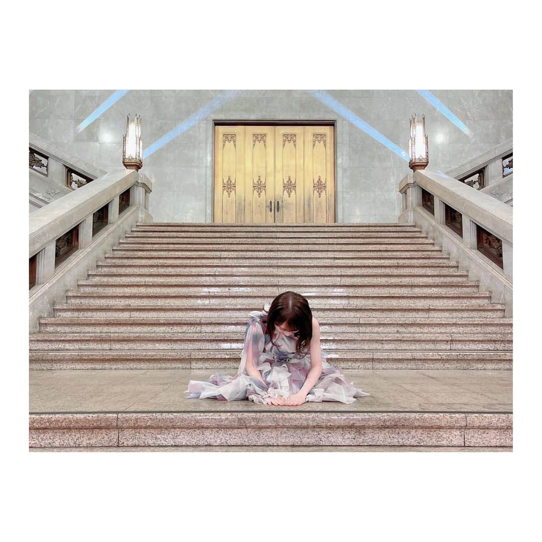 秋元真夏さんのインスタグラム写真 - (秋元真夏Instagram)「.  昨日のCDTV ライブ!ライブ! 出演させていただきました☺️  東京国立博物館から中継ということで いつもと違った演出でたくさん 披露させていただけて終わった後に みんなで映像を見たらとても素敵な ものになっていて嬉しかったです💓  最後のTight hugは大階段での 披露だったのですがこの階段 半沢直樹に出てくる階段だったみたいで 半沢ファンの私はテンション上がりまくって 合間に写真をたくさん撮りました。笑  最後は半沢直樹といえばの土下座です🙇‍♂️  #cdtvライブライブ  #半沢直樹」11月16日 19時48分 - manatsu.akimoto_official