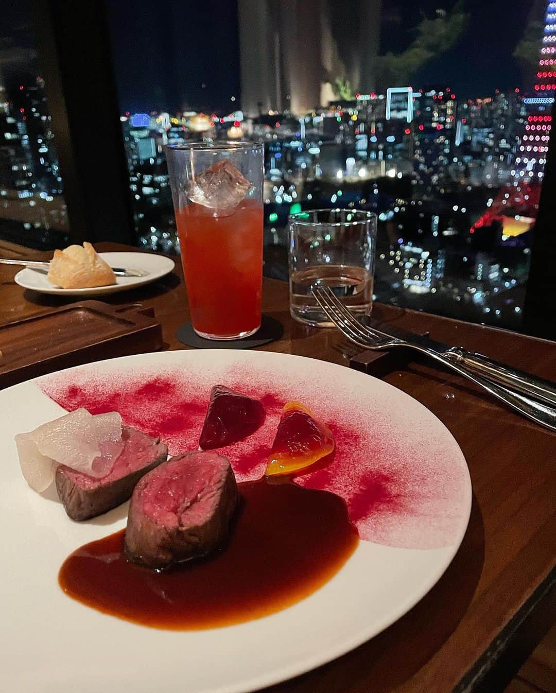 西川瑞希（みずきてぃ）さんのインスタグラム写真 - (西川瑞希（みずきてぃ）Instagram)「東京タワー🗼を眺めながら素敵ディナー。都内にいながらゆったり、穏やかな時の流れ。幸せでした。  いつも一緒にいてくれてありがとう♡  #dinner #toranomonedition #happy」11月16日 19時43分 - mizuki_nishikawa_