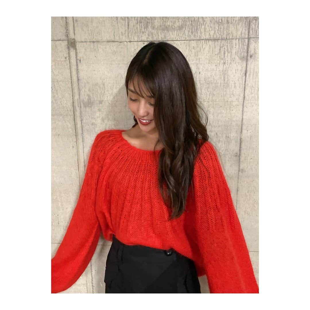 岡副麻希さんのインスタグラム写真 - (岡副麻希Instagram)「. ハッピーモヘアニット🍓♥️ 今日は衣装も私服もあかいろでした🤪 ⁡ knit#threedots  skirt#sacai  ⁡ ❤️🖤❤️  #連写#動き過ぎ#暗めの場所#基本的にブレてます笑」11月16日 19時50分 - maki_okazoe_official