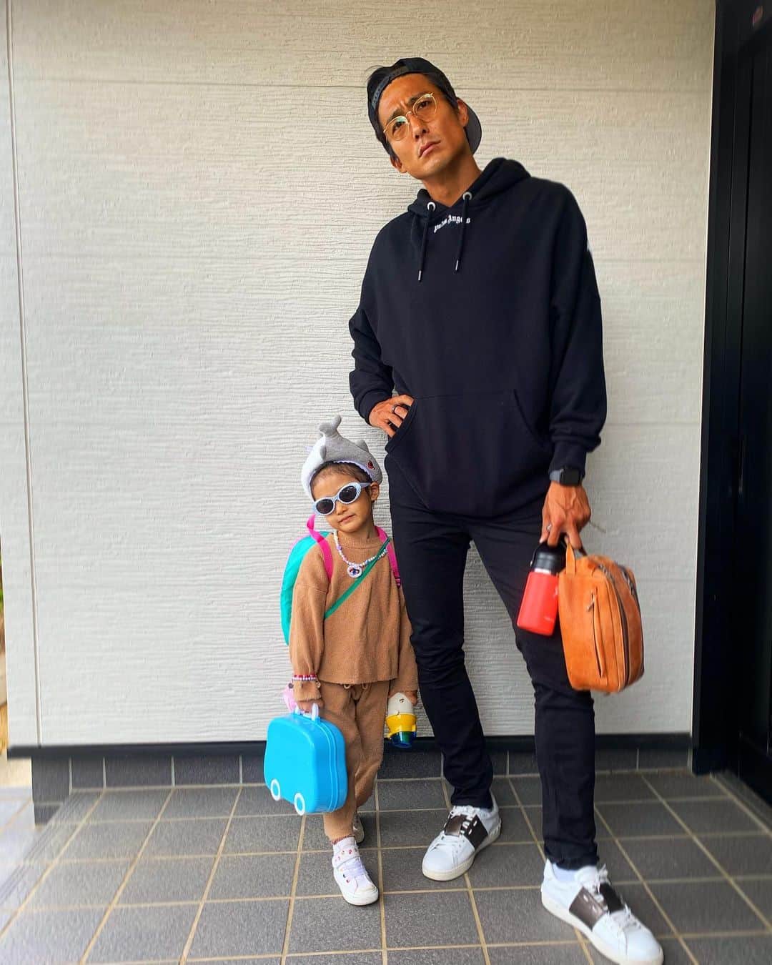 都倉賢のインスタグラム：「出かける間際に娘に｢ちょっとまってて｣と言われて玄関で待っていると、欲望のままにコーディネートしてきました… 最近は自分が着たいものや持っていきたいものが明確になってきて娘の成長を感じて嬉しいけど…ただスーパー行くだけだよ。笑  まだまだファッションの引算を知らない娘でした！  いーぞ！いーぞ！他人の目なんて気にしないでこれからも自分の気持ちに正直に育ってね😍  ~~~~~~~ ヘアバンド:ユニバのジョーズ サングラス:不明 リュック:たぶんアリエル ポシェット:保育園で作ったモノ ハンドバッグ:不明なぜかタイヤついてる 水筒:ミニオン ネックレス:お菓子の付録 ブレスレット:お菓子の付録 ~~~~~~~  って参考になるかー！！！  #ただ商店街に行くだけなのにシリーズ」