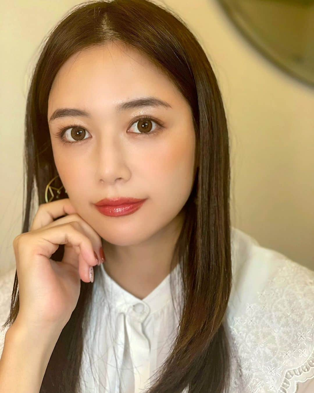 石井里奈さんのインスタグラム写真 - (石井里奈Instagram)「こんばんは❤️ 今夜は大好きなメイク投稿👀💄 . 学生時代から使っている @fasio.official の11月16日発売の新作コスメで秋メイクしてみました💕✨ . ☑︎パーマネントカールマスカラハイブリッド なんと！！ウォータープルーフなのにお湯と洗顔でオフできちゃうの🥺 お風呂で簡単に落とせるのが嬉しい❤️ . どんなまつ毛も上向きカールが持続しちゃうのがポイント！横顔もうつむき顔もまつ毛が綺麗で感動🥰❤️ 私はブラウンカラーのボリュームタイプとロングタイプを併用してるよ💛 . ︎︎︎︎☑︎マルチフェイススティック プリズム これ一本で頬、目元、唇をさっと彩ってくれるスティック☺️簡単に濡れたような輝きとツヤが✨ パールリッチなホリデーシーズンの限定色🎄🎁 私は102番をアイホール全体と唇につけたつやな秋カラーをプラス🍁  105番は顔全体にハイライトとしてつかって艶肌に魅せてるよ♡ . プチプラでこの質は最高！ 個人的にはFASIOのマスカラは昔から使ってたのでこんなに落ちやすくなって感動しました٩😍۶是非チェックしてみてね！ . #ファシオ #fasio_pr #ファシオ新作 #パーマネントカールマスカラハイブリッド #マルチフェイススティック #FASIO #りなまるメイク #秋メイク #メイク #おすすめコスメ #コスメレビュー #プチプラコスメ #プチプラ #マスカラ #アイメイク #ドラコス #新作コスメ #mascara #eyemakeup #メイク動画 #メイク好き #ストレートヘア #プチプラ #秋カラー #ホリデーコレクション #holiday #holiday #holidaymakeup #新作コスメ2021 #コスメレポ #コスメマニア #まつげ」11月16日 20時04分 - ri7tin1025