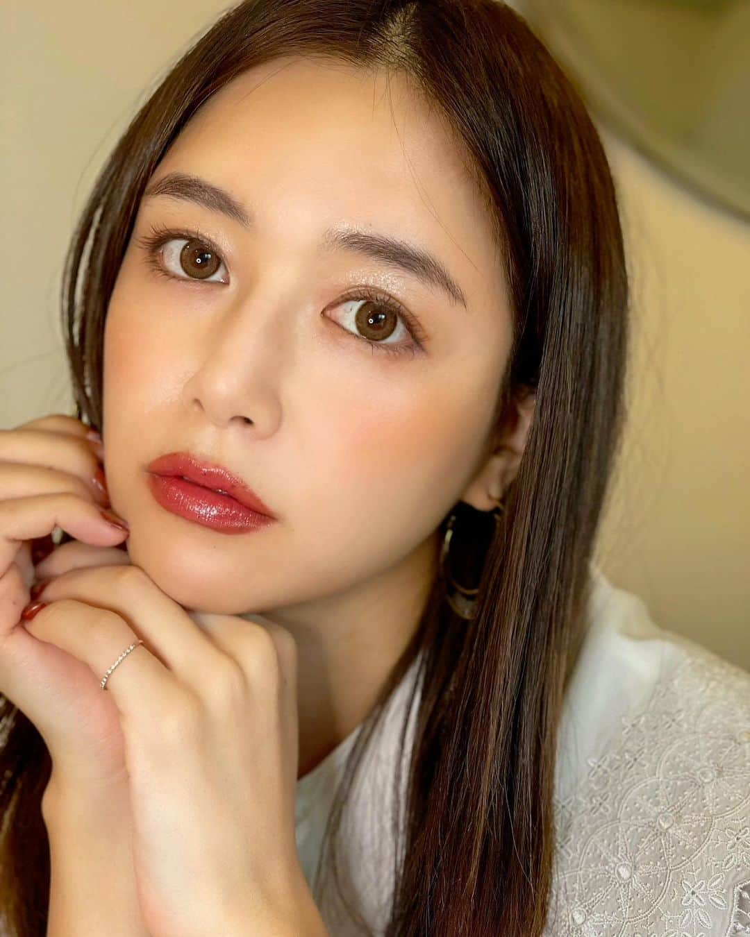 石井里奈さんのインスタグラム写真 - (石井里奈Instagram)「こんばんは❤️ 今夜は大好きなメイク投稿👀💄 . 学生時代から使っている @fasio.official の11月16日発売の新作コスメで秋メイクしてみました💕✨ . ☑︎パーマネントカールマスカラハイブリッド なんと！！ウォータープルーフなのにお湯と洗顔でオフできちゃうの🥺 お風呂で簡単に落とせるのが嬉しい❤️ . どんなまつ毛も上向きカールが持続しちゃうのがポイント！横顔もうつむき顔もまつ毛が綺麗で感動🥰❤️ 私はブラウンカラーのボリュームタイプとロングタイプを併用してるよ💛 . ︎︎︎︎☑︎マルチフェイススティック プリズム これ一本で頬、目元、唇をさっと彩ってくれるスティック☺️簡単に濡れたような輝きとツヤが✨ パールリッチなホリデーシーズンの限定色🎄🎁 私は102番をアイホール全体と唇につけたつやな秋カラーをプラス🍁  105番は顔全体にハイライトとしてつかって艶肌に魅せてるよ♡ . プチプラでこの質は最高！ 個人的にはFASIOのマスカラは昔から使ってたのでこんなに落ちやすくなって感動しました٩😍۶是非チェックしてみてね！ . #ファシオ #fasio_pr #ファシオ新作 #パーマネントカールマスカラハイブリッド #マルチフェイススティック #FASIO #りなまるメイク #秋メイク #メイク #おすすめコスメ #コスメレビュー #プチプラコスメ #プチプラ #マスカラ #アイメイク #ドラコス #新作コスメ #mascara #eyemakeup #メイク動画 #メイク好き #ストレートヘア #プチプラ #秋カラー #ホリデーコレクション #holiday #holiday #holidaymakeup #新作コスメ2021 #コスメレポ #コスメマニア #まつげ」11月16日 20時04分 - ri7tin1025