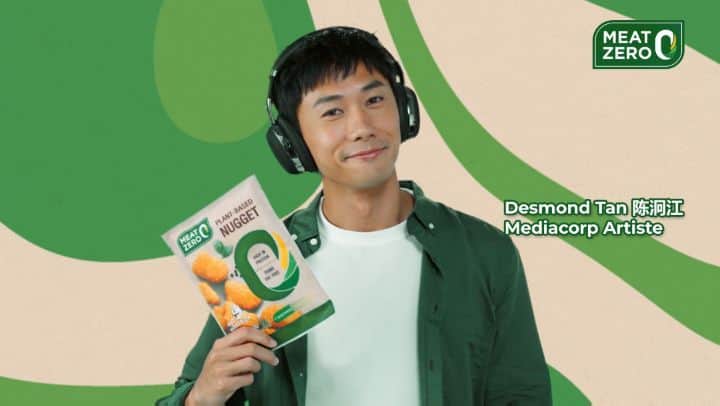 デスモンド・タンのインスタグラム：「Here's my newly minted @meatzerosg ad which is just launched 😉   After months of keeping it under wraps, I can finally share with you about my new collaboration with @meatzerosg, one of the best-selling plant-based brands in Thailand which has sold over 4 million products since May 2021!    If you are exploring plant-based, 0% meat alternatives just like me, you gotta try their 6 ready-to-eat yummy products available in Singapore. They taste so yummy and delicious!   I'm having lots of fun exploring how to prepare my meals with them. Breakfast, lunch, dinner or supper, you will be satisfied! 🤤   P.S. Stay tuned for more good news about special giveaways!   @meatzerosg #meatzerosg #plantbasedfood #smallactionsmillionimpact」
