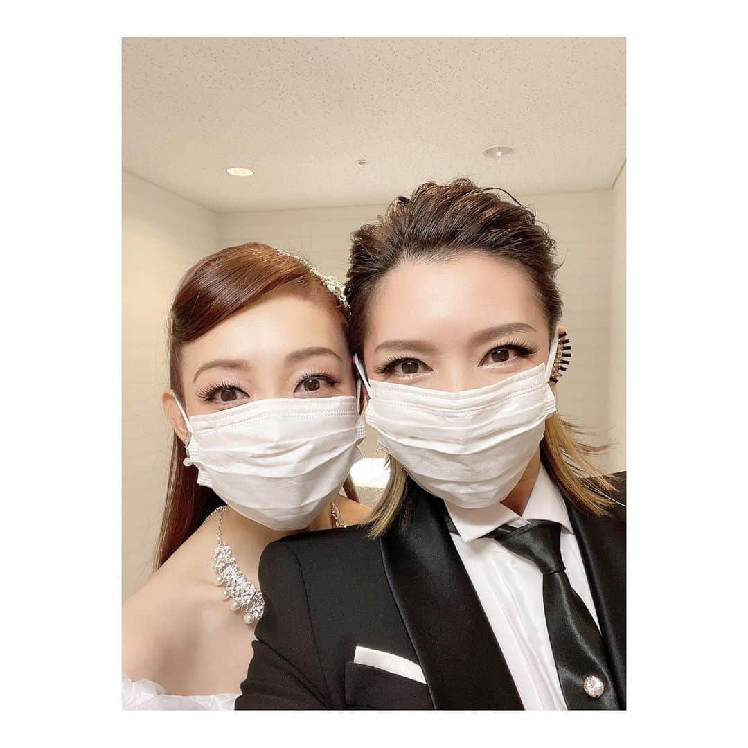 瀬奈じゅんさんのインスタグラム写真 - (瀬奈じゅんInstagram)「⁡ ⁡ 彩乃先輩をどーぞ。 ⁡ 先輩、大活躍です！！ わたくしも頑張ります。 ⁡ ふと横を見ると可愛らしい笑顔……意味もなく無駄に横を見てしまう。 ⁡ そんな楽しい毎日。 ⁡ ⁡ #GreatestMoment #彩乃かなみ さん #聖母の微笑み #普段はよくよく #悪〜い顔しよる #笑」11月16日 20時23分 - junsena_official