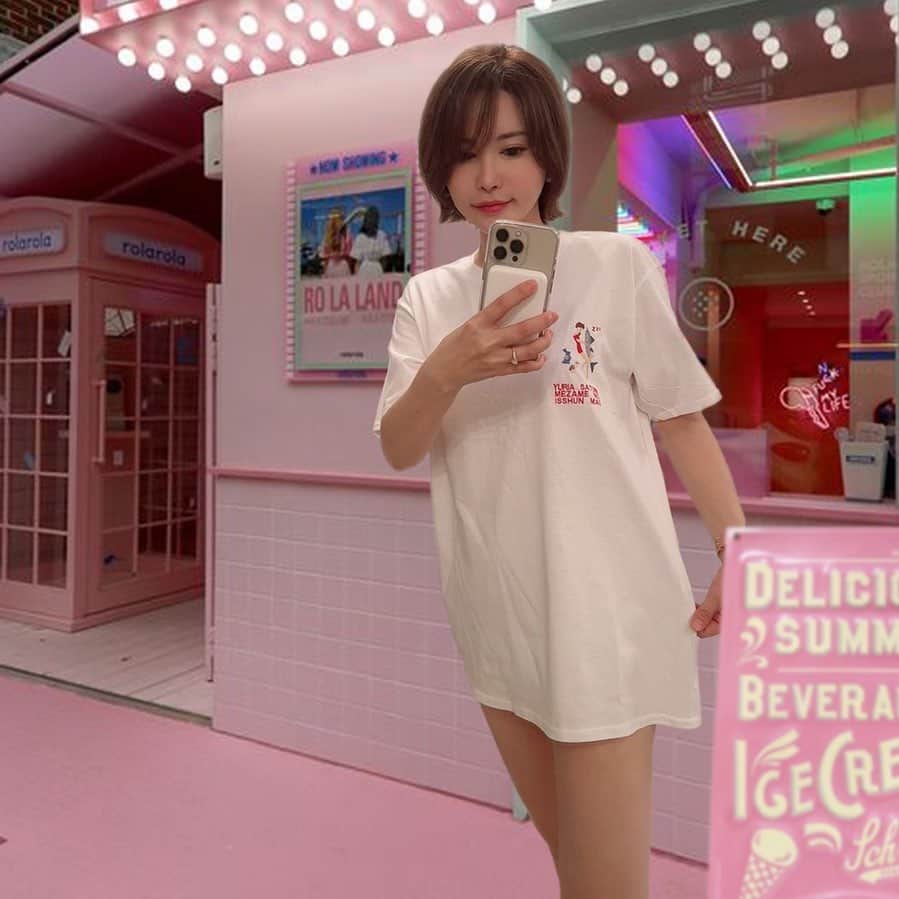 里美ゆりあのインスタグラム：「コラボさせて頂いてるサンプルTシャツの試着したよ🥰  皆さんにお届け出来るまであと少し😘  @mezamenoisshunmae  @satomiyuria   #コラボ #tシャツ  #オリジナル  #collaboration」
