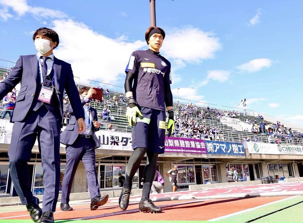 小泉勇人さんのインスタグラム写真 - (小泉勇人Instagram)「vs松本山雅 GKアップの1番最初にピッチインする感じが好きです。 今シーズンも残り3戦、悔いなく終われるように共に闘っていきましょう！！  #ヴァンフォーレ甲府 #precovery  #goalkeeper」11月16日 20時41分 - yuto_koizumi.40
