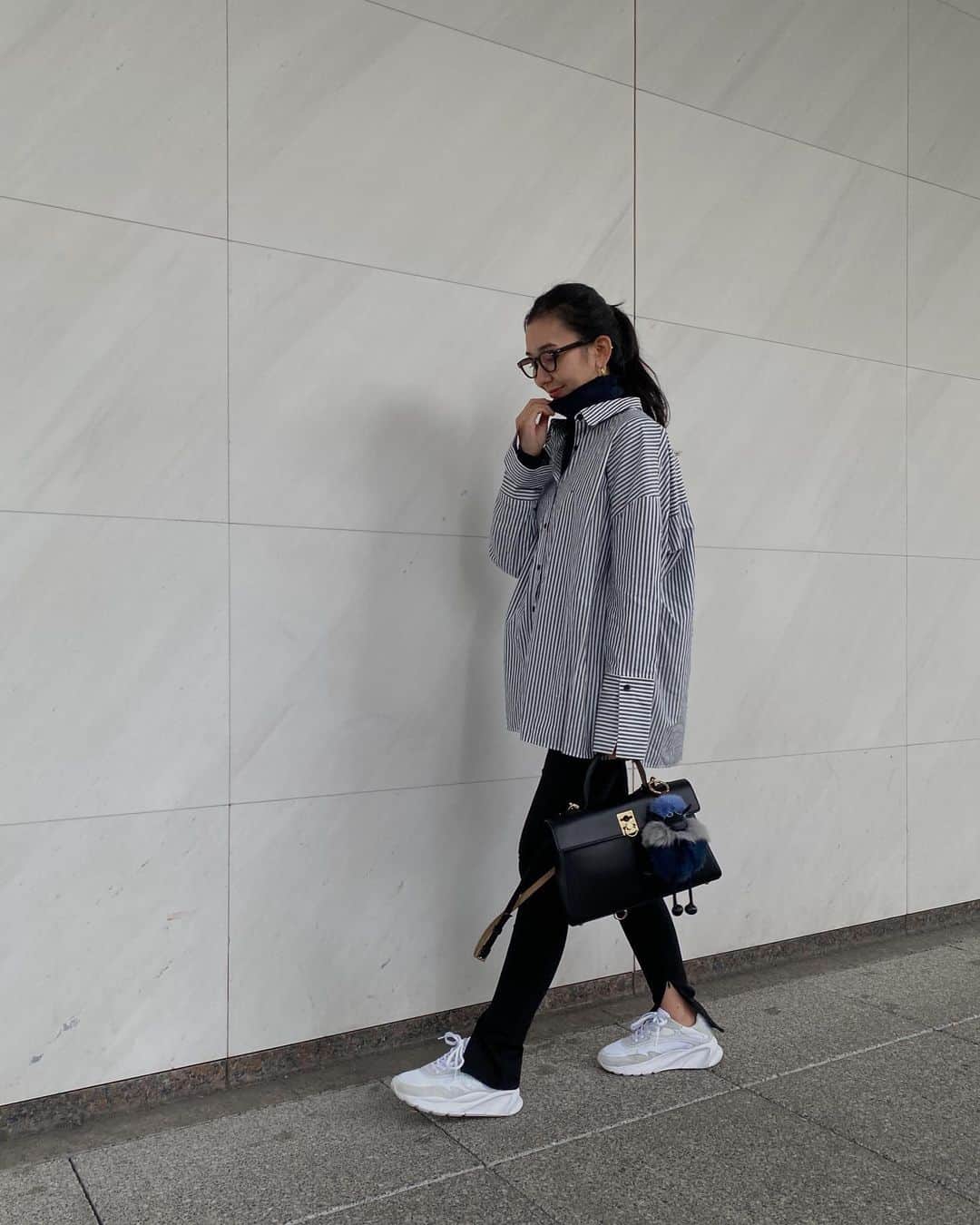 鈴木詩織のインスタグラム：「レギンスをカジュアルめに着てみた日🐾  インナーにプチバトーのタートルネックTシャツを着たからアウター無くても大丈夫だった♡ このシリーズだいすきで3枚目🥺母も何枚も持ってるほど好きなタートル。  今回のはポワンココットシリーズだから、首元と袖がデザインになっててかわいい🐶  #shiorin_styling」