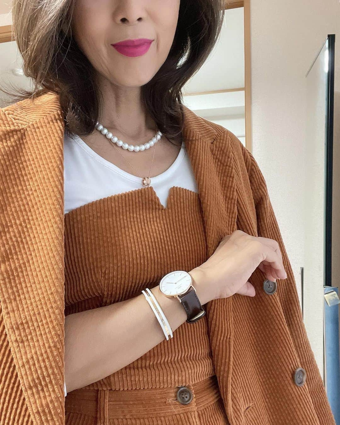 Naoko（なおこ）さんのインスタグラム写真 - (Naoko（なおこ）Instagram)「⌚️ ⌚️ ⌚️ マニッシュな服に メンズサイズの 腕時計が好きです。  ギャップが 余計に女性らしく 見える気がします。  最大50%OFF SALE さらに 特別クーポンコード【 dwhibi 】です 公式ウェブサイトまたは直営店舗で購入すると、15％オフになります。  パッケージもすごく 綺麗なので プレゼントに🎁いい。  自分で買っても🙆‍♀️  @danielwellington  #DWブラックフライデー #ダニエルウェリントン #dw」11月16日 20時49分 - smile_naohibi