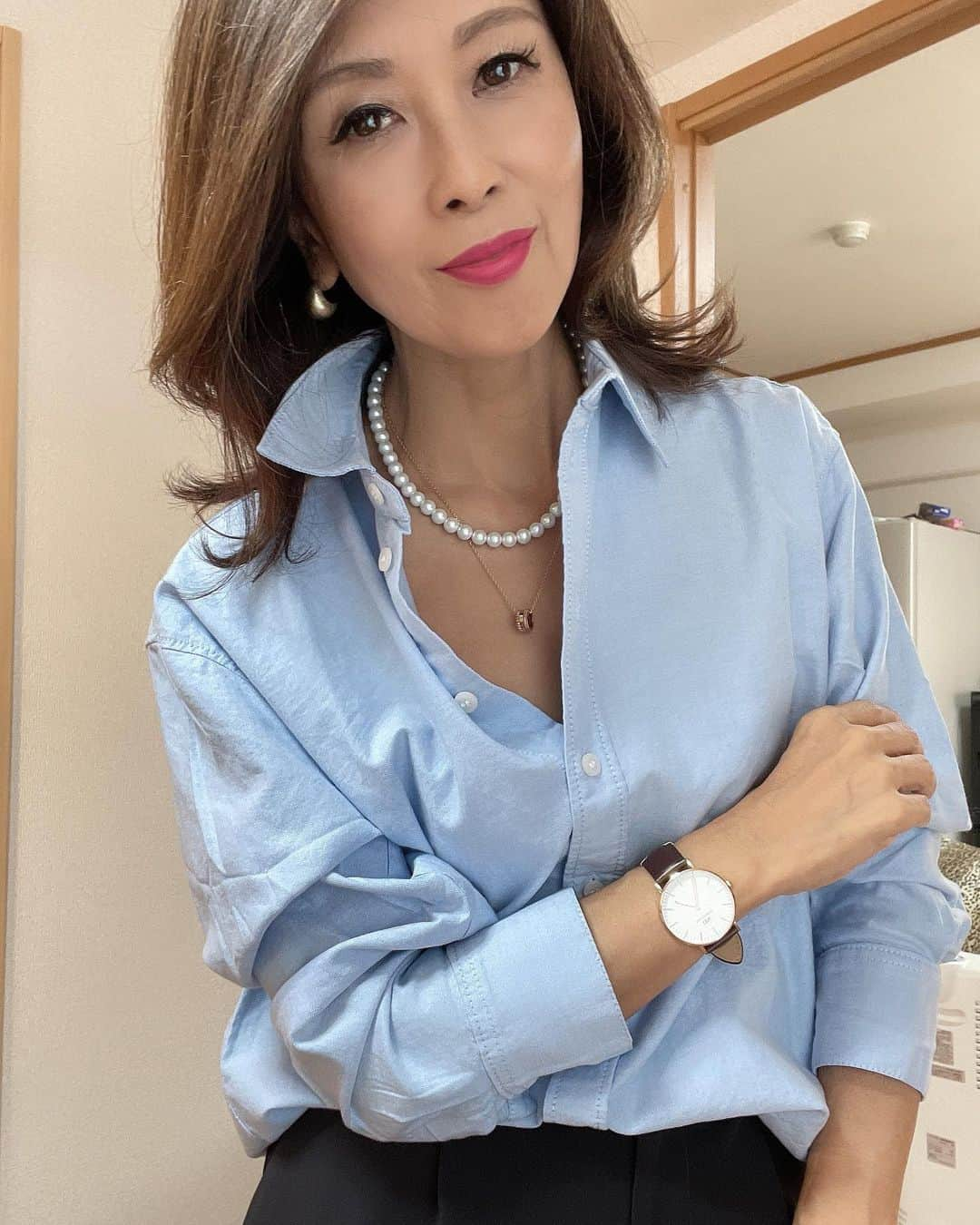 Naoko（なおこ）さんのインスタグラム写真 - (Naoko（なおこ）Instagram)「⌚️ ⌚️ ⌚️ マニッシュな服に メンズサイズの 腕時計が好きです。  ギャップが 余計に女性らしく 見える気がします。  最大50%OFF SALE さらに 特別クーポンコード【 dwhibi 】です 公式ウェブサイトまたは直営店舗で購入すると、15％オフになります。  パッケージもすごく 綺麗なので プレゼントに🎁いい。  自分で買っても🙆‍♀️  @danielwellington  #DWブラックフライデー #ダニエルウェリントン #dw」11月16日 20時49分 - smile_naohibi