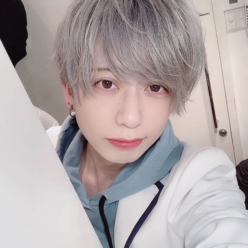 新井優のインスタグラム：「目が悪くなかったらの世界線のおめめ . . #actor #idol #purple #instagood #instalike #followme  #instafollow #followme  #follow #instapic #hairstyle #hairmodel #punyus」