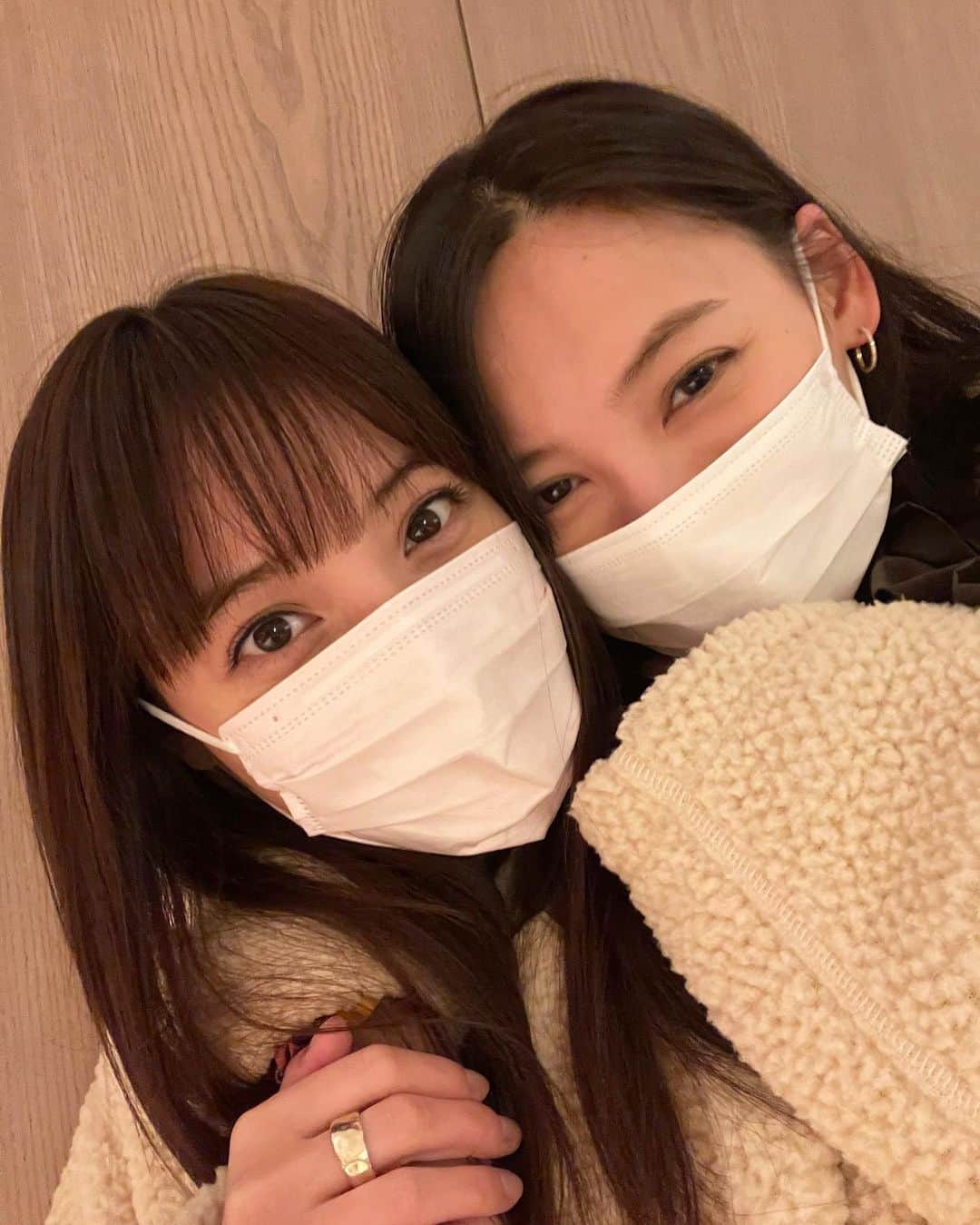 大政絢のインスタグラム：「最近会う度同じコート着てて一緒に歩くのが恥ずかしいね😂って！  まだまだ東京は暑いので薄くて軽くて合わせやすいからついつい選んじゃう！2枚目はコートの全身を🧥✨  coat @intimite_onemile」