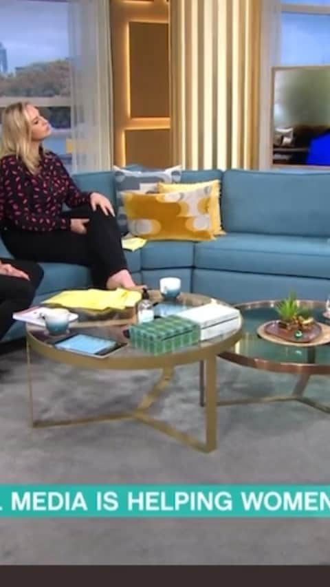 スティナ・サンダースのインスタグラム：「Had the pleasure to sit on the sofa with Philip Schofield and @josiegibson85 this morning talking about 🚩 signs that you are in an abusive relationship and how you can protect yourself.」