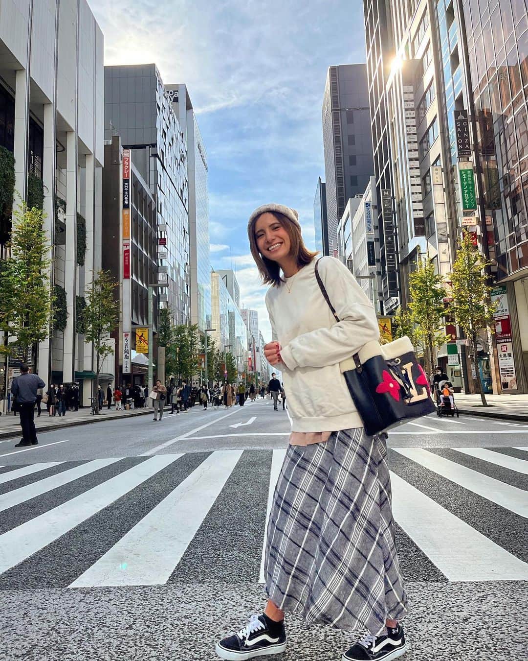 佐野千晃のインスタグラム：「⁡ 足がガクガク腰がガクガクで走らない時はお散歩でたくさん歩くんだ！！！ ⁡ 天気いいと気持ちいい〜🤤 ⁡ #run #running #marathon #フルマラソン #マラソン #マラソン女子 #人生自由自在 #走る女子 #ファッション #ウェア #楽しく走る #ランニング #ジョギング」