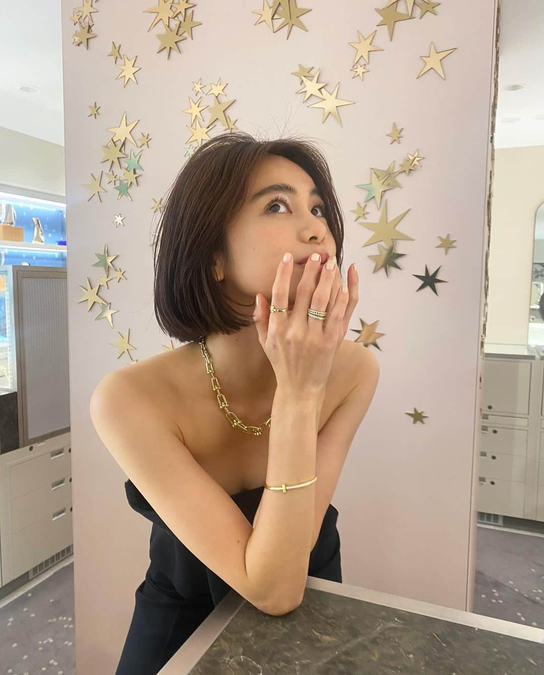 佐藤晴美さんのインスタグラム写真 - (佐藤晴美Instagram)「『TIFFANY HOLIDAY 2021💎』  ホリデー仕様に装飾された銀座本店へ。  はぁ🥺 こんなにワクワクする時間ないです💓 かわいすぎてトキメキが止まらぬ。  今年の自分へのご褒美、 ジュエリーにしようか、迷い中〜。 またゆっくり行きたいと思います😊  #TiffanyAndCo #TIffanyGinza  #pr  お洋服は @dior  のものです😊」11月16日 21時26分 - sato_harumi__official