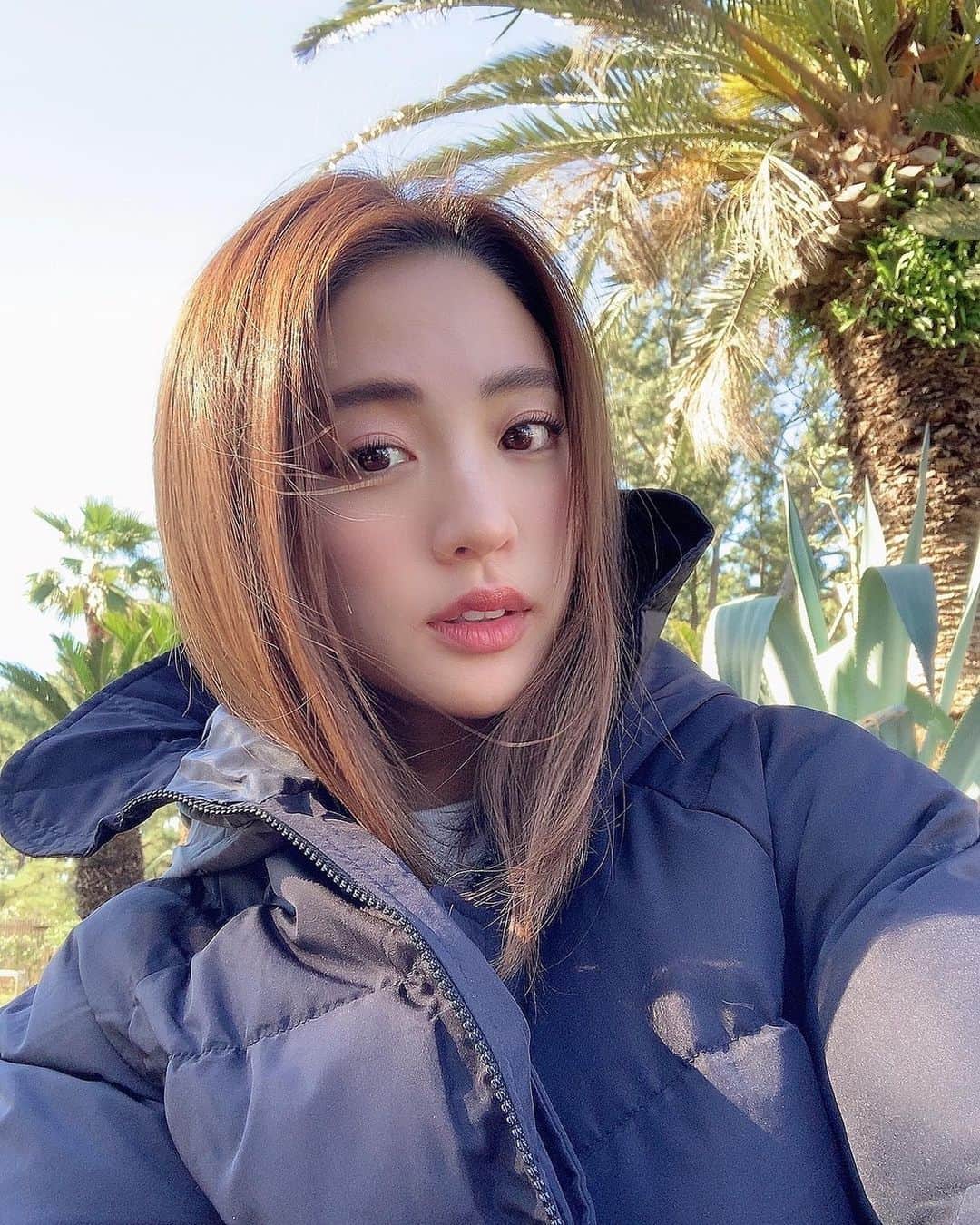 志田友美（ゆうみん）のインスタグラム：「あらよっと〜あらよっと〜  寒くなってきたね☃️💦 て思ったらあと1ヶ月ちょっとで年明けるぅ🙃はやいね。  あったかーいダウン🏷 #HOTPING これ実は丈めちゃ長いから今冬使えるの☻  この間 @dahliagsc にて水光注射受けてきました💉♡ 水光注射は内から艶が出る感じがすきだっ🥰  #ダリア銀座スキンクリニック#ダリア美肌#スキンケア#美容皮膚科」
