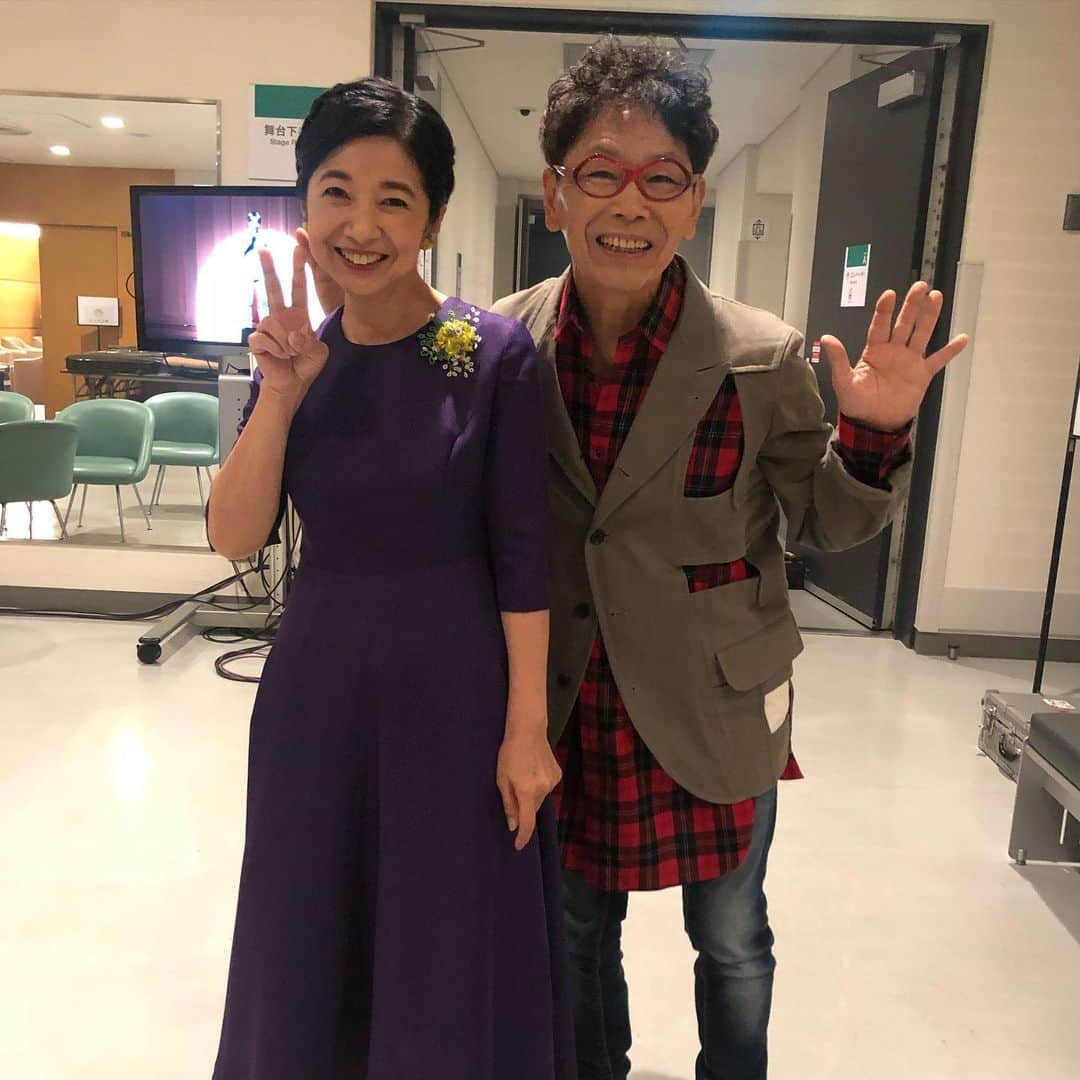 宮崎美子さんのインスタグラム写真 - (宮崎美子Instagram)「皆さま、ご視聴ありがとうございました。  無事、終了致しました。  同じ九州出身、熊本⇆大分ということでご縁を感じる南こうせつさんと、同じステージに立ち歌わせていただきました。  ありがとうございました😊  司会の谷原さん、赤木さんのおかげで少し緊張感はとけたものの…やはり…  今後もまた、歌番組、ステージに立てるよう頑張りますので、皆さん、また、見てくださいね。  よろしくお願い致します。  #nhk  #うたコン  #宮崎美子  #ビオラ #スティルメロウ40thアニバーサリーアーカイブス」11月16日 21時28分 - miyazakiyoshiko.official