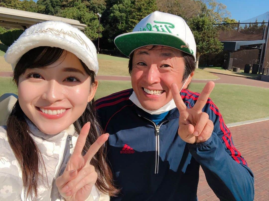 山本里菜さんのインスタグラム写真 - (山本里菜Instagram)「. 今回のゴルフは ホリケンさんとご一緒でした😆 そして木梨の会。をお聞きの皆さんはご存知の、やぶきさんも！😋✨  下手っぴな私に対しても 終始優しくしてくださり おかげでとっても楽しく 回ることができましたっ🥺  また一緒に行きたいなぁ〜☺️⛳️  スコアは123でした。 120台を出せたことに喜んでいましたが、目標は100を切ることなので自主練をもっともっと頑張ります！！💪🏌️‍♀️ 100切りはいつになることやら🤭  #ゴルフ　#ゴルフ女子 #ゴルフウェア #ゴルフコーデ　#堀内健 さん　#ホリケン さん　#100切りたい　#練習あるのみ」11月16日 21時31分 - rinayamamoto_0622