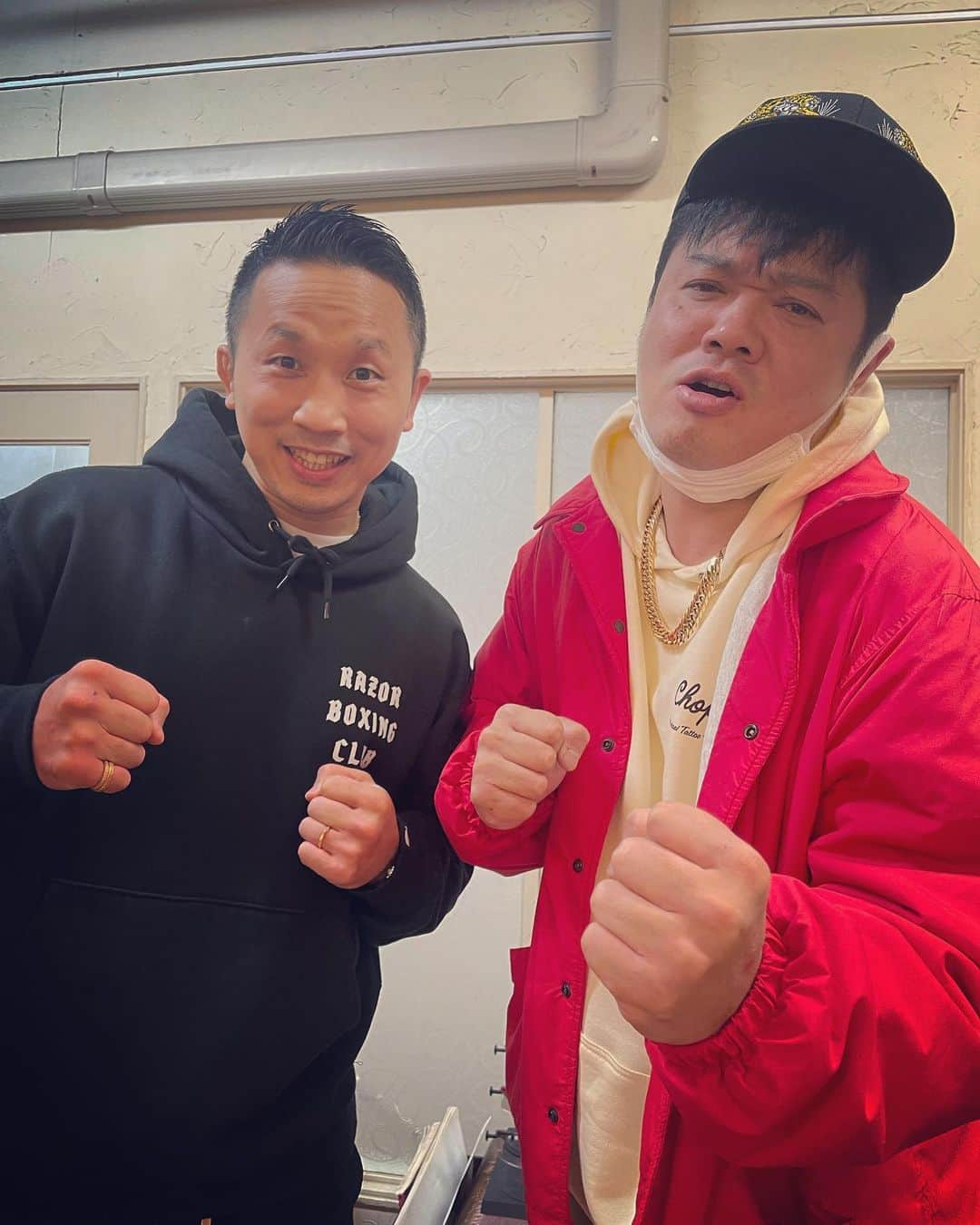 杉本知香さんのインスタグラム写真 - (杉本知香Instagram)「フォレスト名物。珍しい2ショット😆  佐田くん&元世界2階級制覇王者の粟生ちゃん🥊 3枚目4枚目は、16年前に 試合後せいじさんちに泊まった時の写真（笑）  #中目黒美容室#珍しい2ショット #バッドボーイズ佐田 #バッドボーイズ #佐田正樹#satabuilders  #粟生隆寛 #ボクシング 🥊 元#WBC世界フェザー級王者 元#WBC世界スーパーフェザー級王者」11月16日 21時45分 - sugimotoc