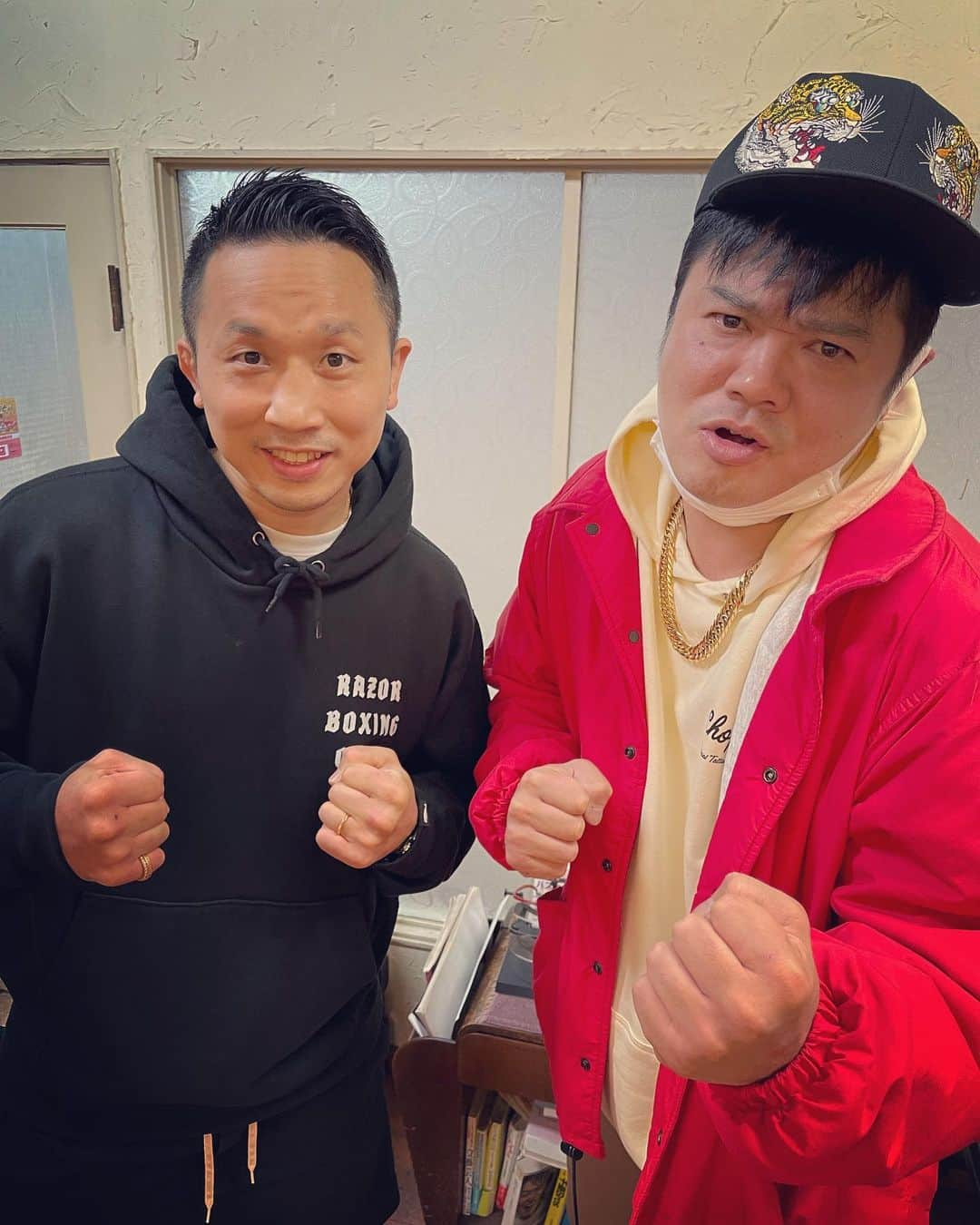 杉本知香さんのインスタグラム写真 - (杉本知香Instagram)「フォレスト名物。珍しい2ショット😆  佐田くん&元世界2階級制覇王者の粟生ちゃん🥊 3枚目4枚目は、16年前に 試合後せいじさんちに泊まった時の写真（笑）  #中目黒美容室#珍しい2ショット #バッドボーイズ佐田 #バッドボーイズ #佐田正樹#satabuilders  #粟生隆寛 #ボクシング 🥊 元#WBC世界フェザー級王者 元#WBC世界スーパーフェザー級王者」11月16日 21時45分 - sugimotoc