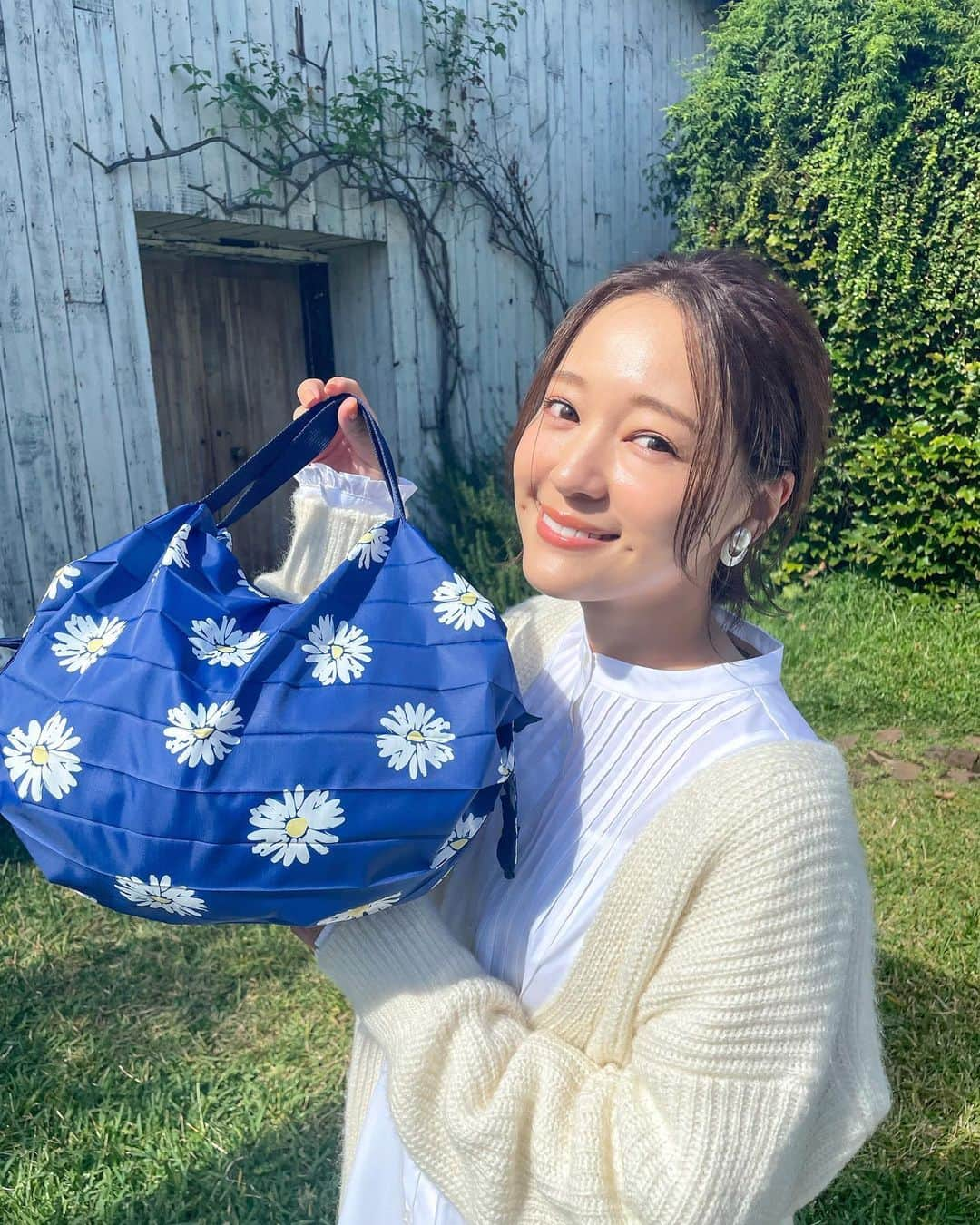 chayさんのインスタグラム写真 - (chayInstagram)「コラボエコバッグ🛍 とっても沢山入るのに ①シュパッ ②くるくる ③パチン! で簡単に小さく畳めちゃう本当に便利なShupatto😮‍💨✨ 開くのも秒で出来ますよ👏洗濯も🙆‍♀️  そしてキッチン柄には隠れchayや隠れマーガレットがいるのです🥸 気付きましたか？👀探してみてね🌼  バッグに入れておくと私はなんやかんやで必ず毎日使うので本当におすすめです😉  マーガレット柄Sサイズ(¥1500税抜) キッチン柄Mサイズ(¥2800税抜)  WEB限定商品です🤍🤍🤍 @marna_inc   🏷タグのロゴの色はネイビーになります🏷  #marna #マーナ #Shupatto #シュパット #エコバッグ #エコ #SDGs」11月16日 21時47分 - chay1023_official