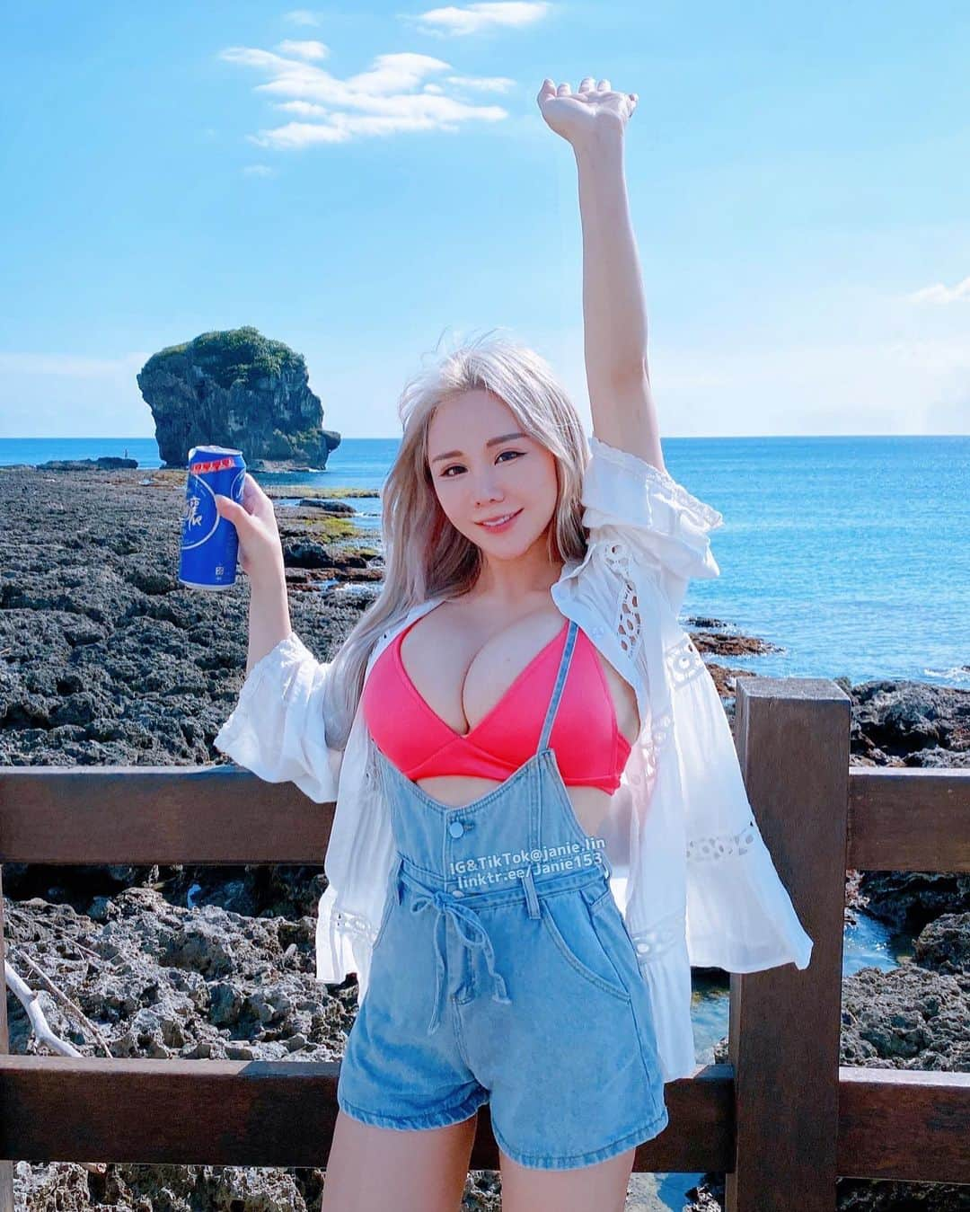 泥泥林さんのインスタグラム写真 - (泥泥林Instagram)「Ocean🌊 & Beer🍺= Best Life❤️ 藍天！陽光！海！啤酒！有什麼比這更讚？  📍 #台灣 #墾丁 #船帆石  - 順便跟你們分享打咀嚼肌的成果 因為我很愛吃要啃的東西，又會磨牙 上個月中去金貞醫學打了肉毒 放鬆一下咬緊牙關的腮幫子緊繃的肌肉～ 臉型的線條感覺更順了有沒有？  #金貞醫學美容診所  @kimjungclinic  #顏義標醫師 @dr.keegan_yan   #travelgram #taiwan #oceanview  #sunshine #smile #ootdshare  #NABOTA #韓國NABOTA #娜柏塔肉毒」11月16日 22時17分 - janie.lin