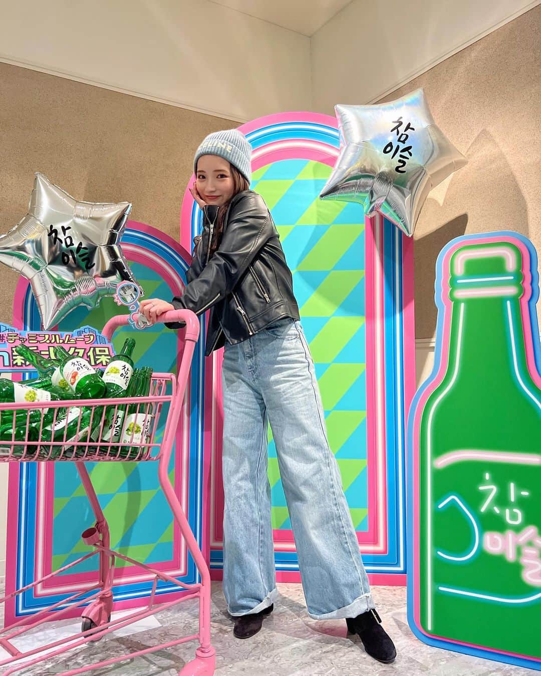 南りほのインスタグラム：「新大久保に行ってきた💚  たくさん看板やビジョンでも自分を見つけた😂💚  ちなみに１枚目はスタンプラリー交換所🥺 映えスポット🥺  マネージャーさん達とチャミスル４本飲んだから スタンプ溜まってガラガラしたら4等当たった😂  みんなもチャミスル飲むなら是非新大久保へ💚  @jinro_jinro  #チャミスルムーブ」
