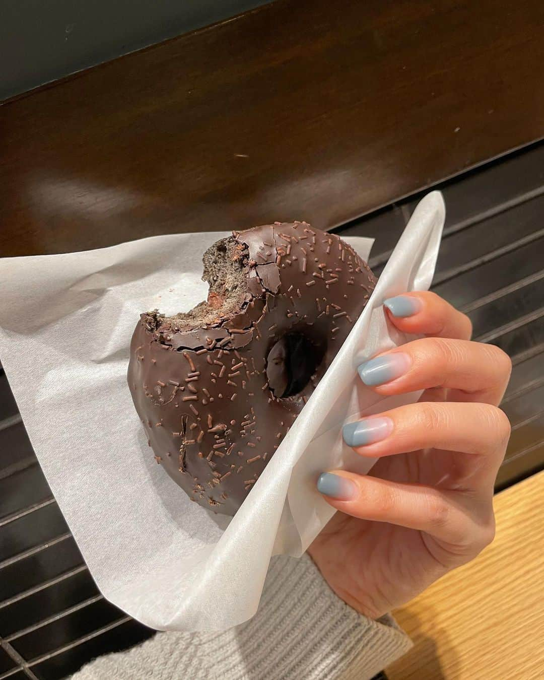 中西渚のインスタグラム：「めちゃ美味しかった🍩🍩 . お気に入りネイル💅 いつもありがとうございます🥰 @sakipp_nails」