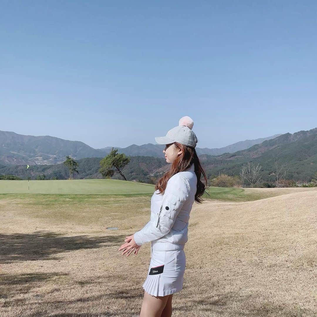 のインスタグラム：「#제품제공 #bogner  얼마나 가볍고 따뜻한지 겨울 라운딩도 걱정이 없을 것 같은데😊 디자인도 너무 예뻐서 취향저격🤍 . . #보그너#골프웨어#골프아우터#아우터#스윙점퍼#겨울점버」
