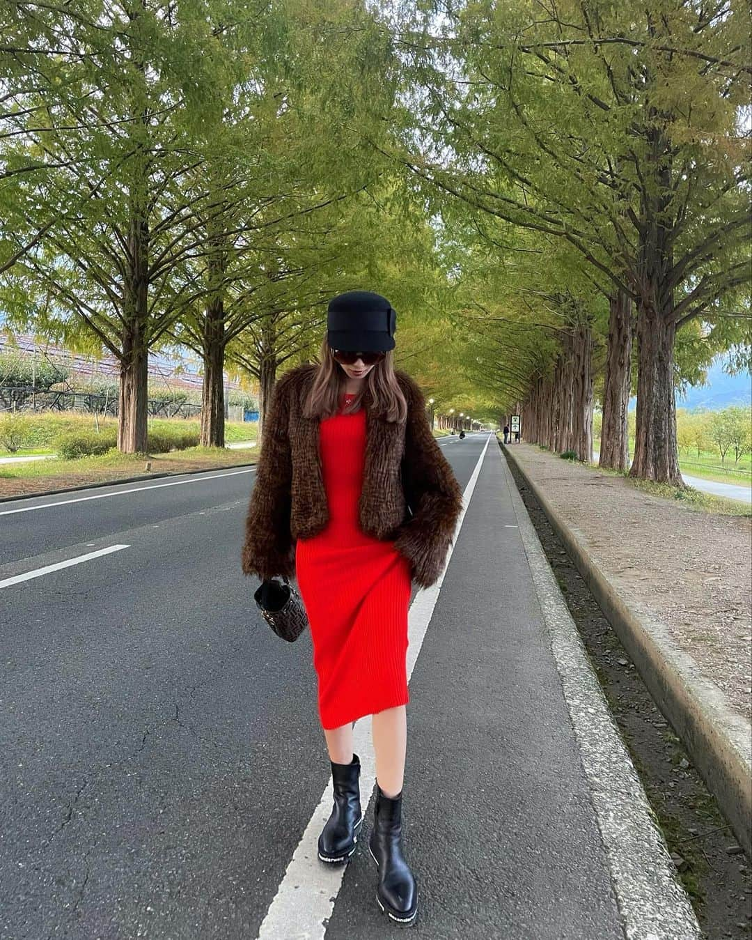 三村亜美のインスタグラム：「・ 初めての滋賀県🌿 ずっと来たかったメタセコイア並木 まだ早かったけどとっても綺麗でした🍁🌿 焼き芋も美味しくて感動した🍠 ・ ・ 帰りは京都に寄って #永観堂の紅葉 🍁 #ootd#zara#fendi#chanel#ca4la  #alexanderwang#永観堂#メタセコイア並木」