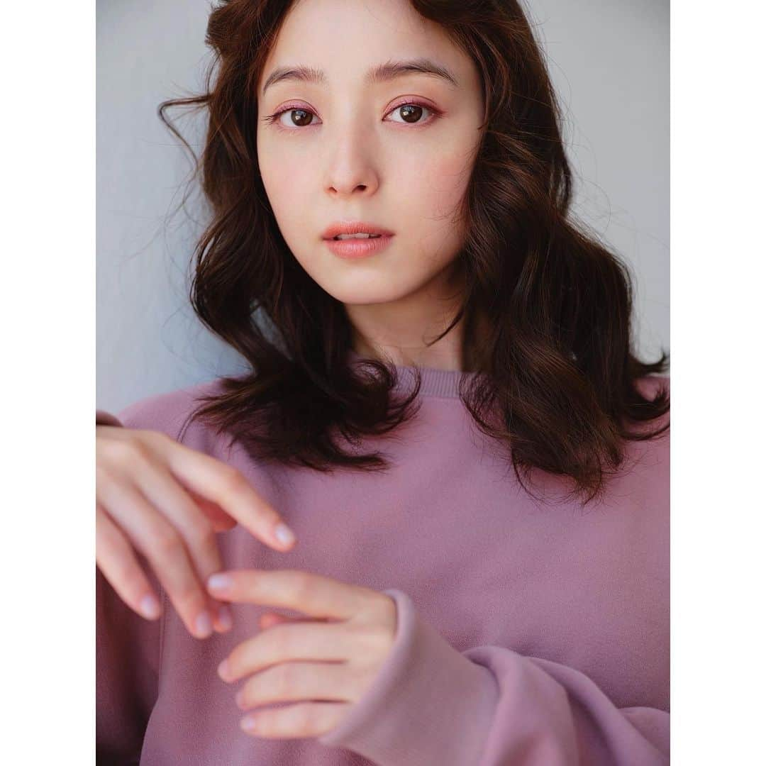 佐々木希さんのインスタグラム写真 - (佐々木希Instagram)「iNtimité 2021 Autumn&Winter 博多阪急にてポップアップストアを明日から開催します♡   2021 Autumn&Winter Collection のアイテムを中心に『Raglan Sleeve Sweat Pull-over』のGreyをポップアップ限定カラーとして販売いたします。 また、ご購入いただいた方には、先着でノベルティのご用意もございます！   是非来てくださると嬉しいです🤍   ■開催場所 博多阪急1階メディアステージ   ■期間 11/17（水）～11/23（火）   ■営業時間 午前10時～午後8時(最終日は午後6時までとなります)  #iNtimite #博多阪急」11月16日 22時37分 - nozomisasaki_official